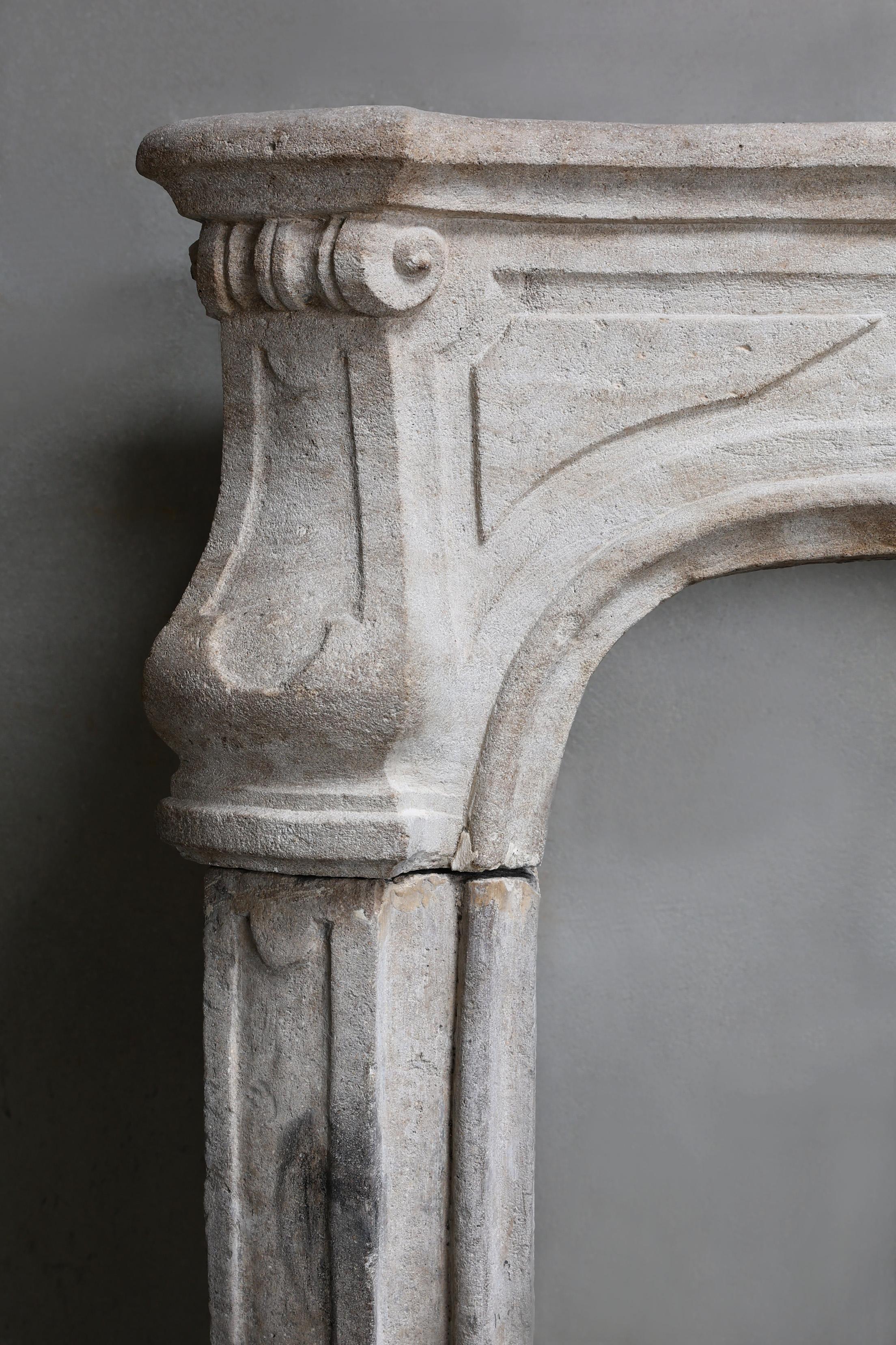 Mantello antico in pietra calcarea francese del XIX secolo, Luigi XV in vendita 5