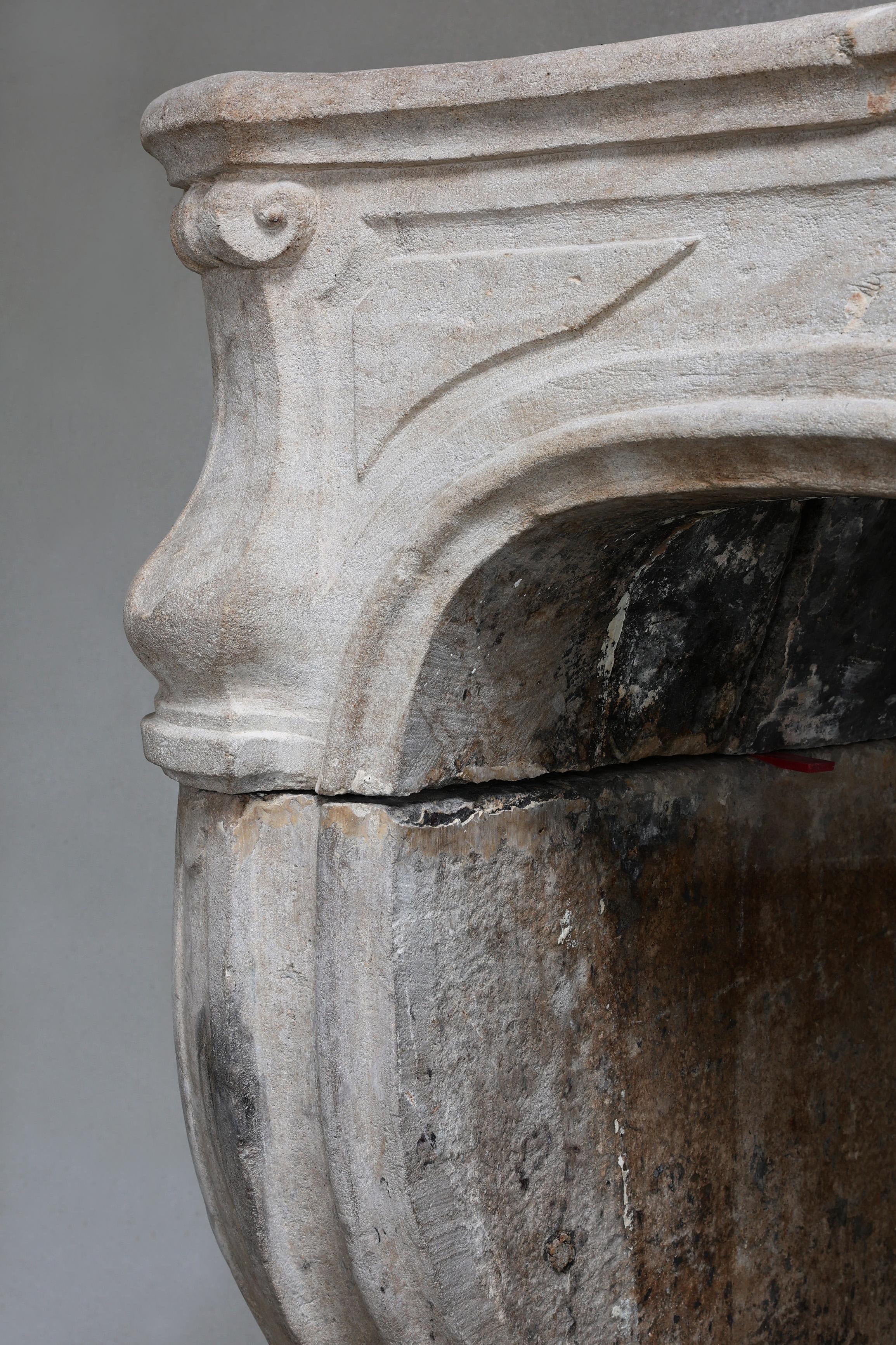 Mantello antico in pietra calcarea francese del XIX secolo, Luigi XV in vendita 6