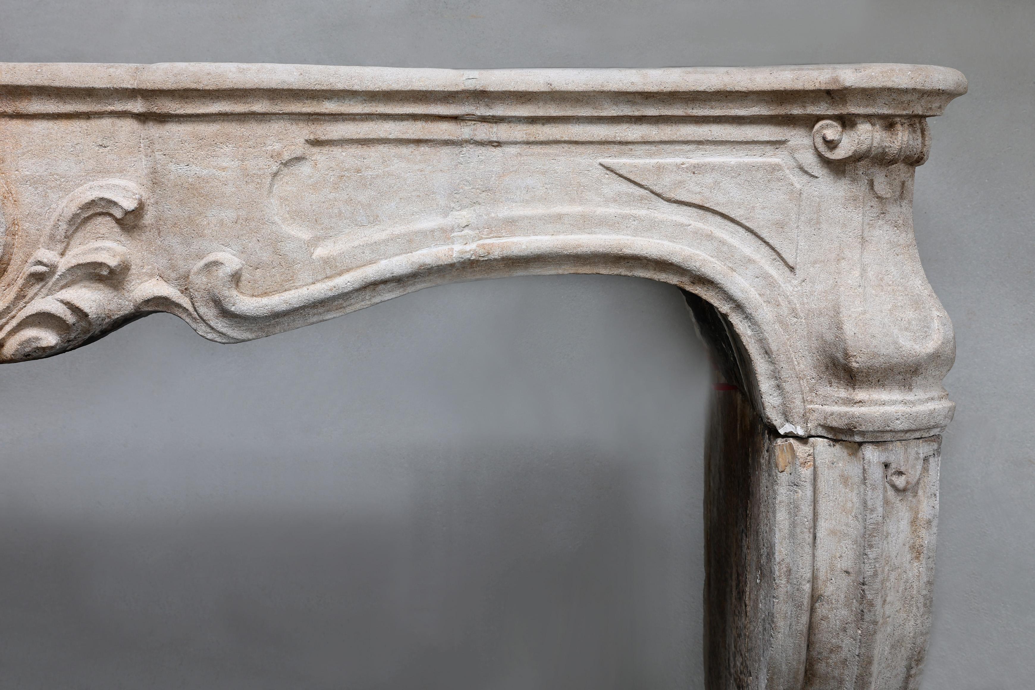 Francese Mantello antico in pietra calcarea francese del XIX secolo, Luigi XV in vendita