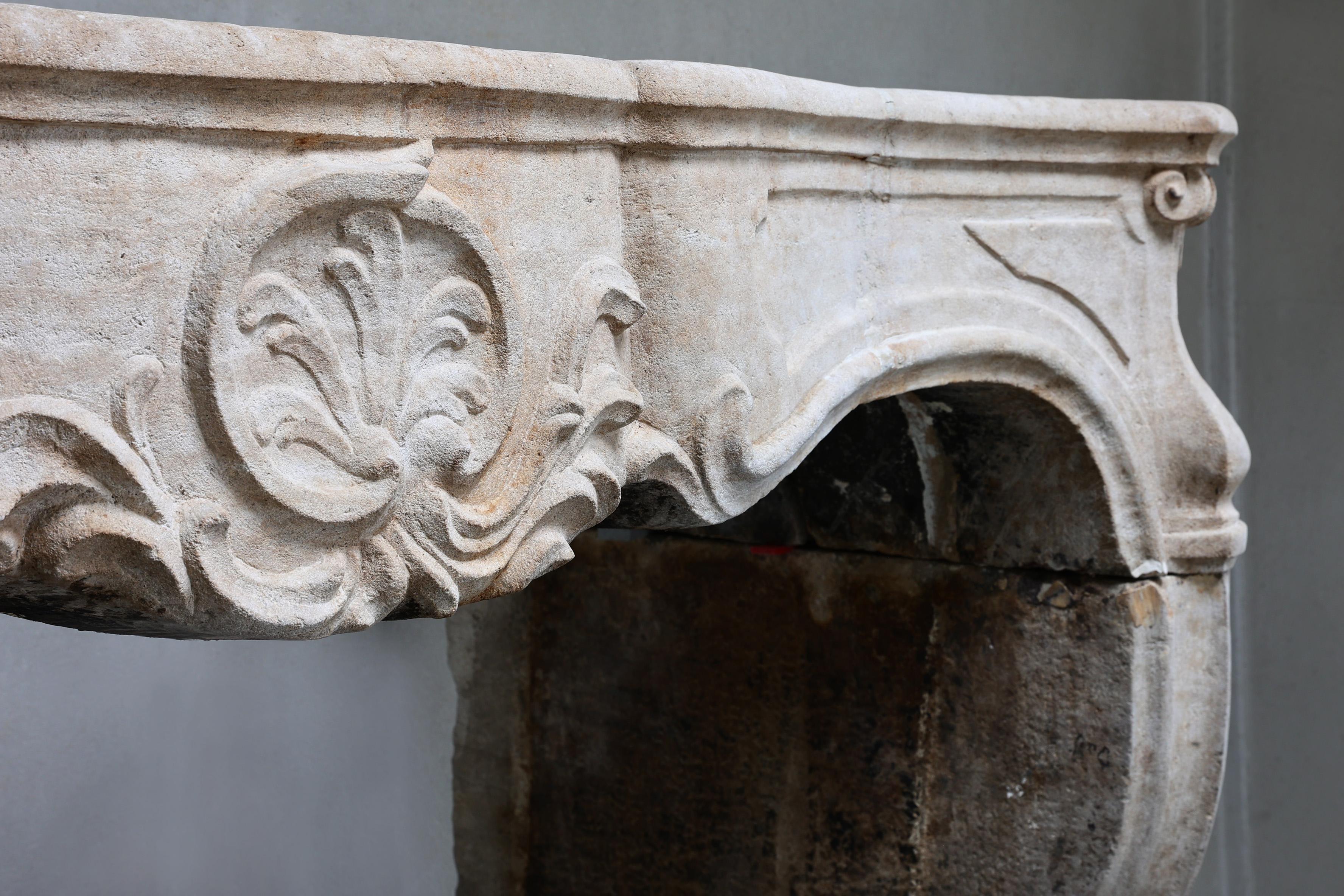 Mantello antico in pietra calcarea francese del XIX secolo, Luigi XV In condizioni buone in vendita a Made, NL