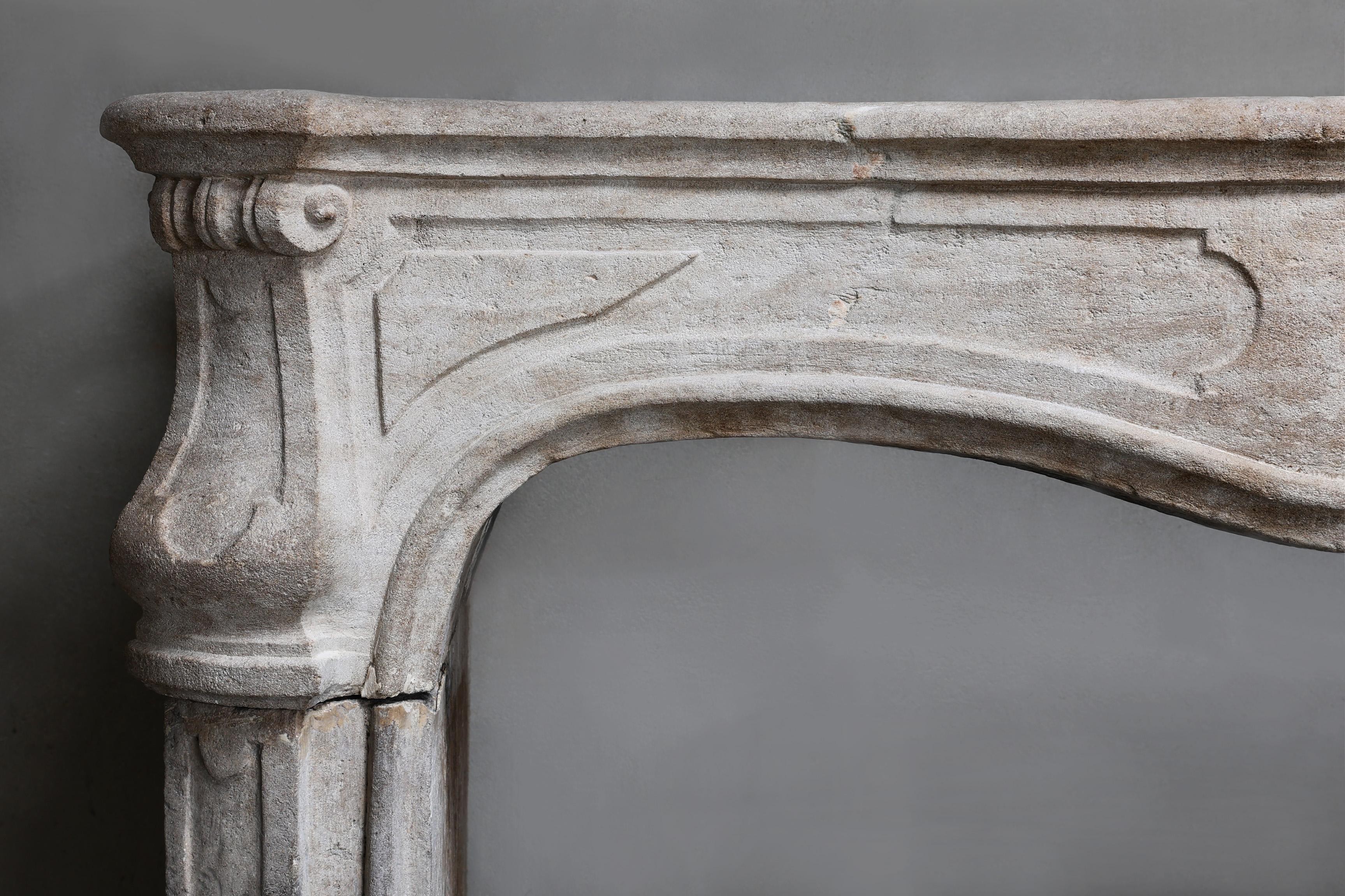 Calcare Mantello antico in pietra calcarea francese del XIX secolo, Luigi XV in vendita