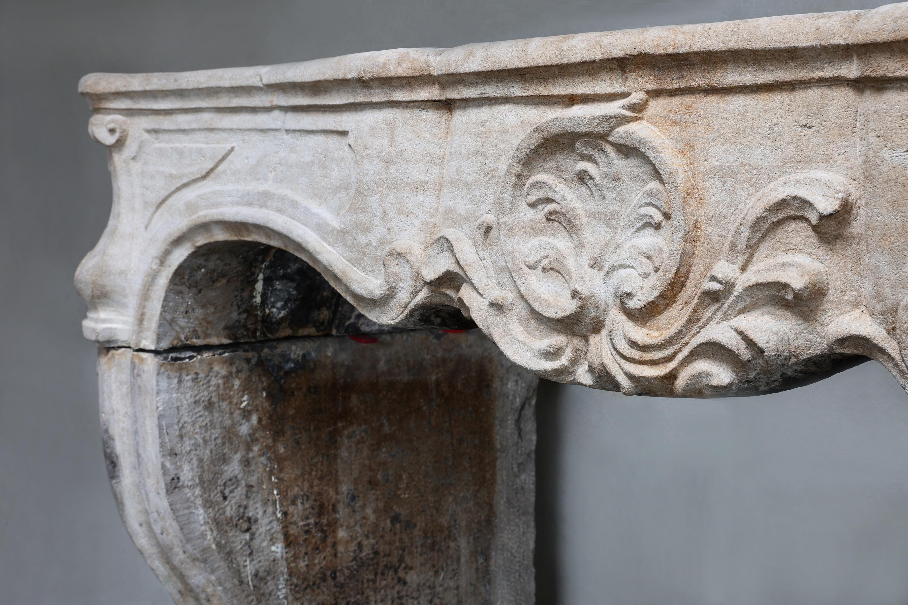 Mantello antico in pietra calcarea francese del XIX secolo, Luigi XV in vendita 1