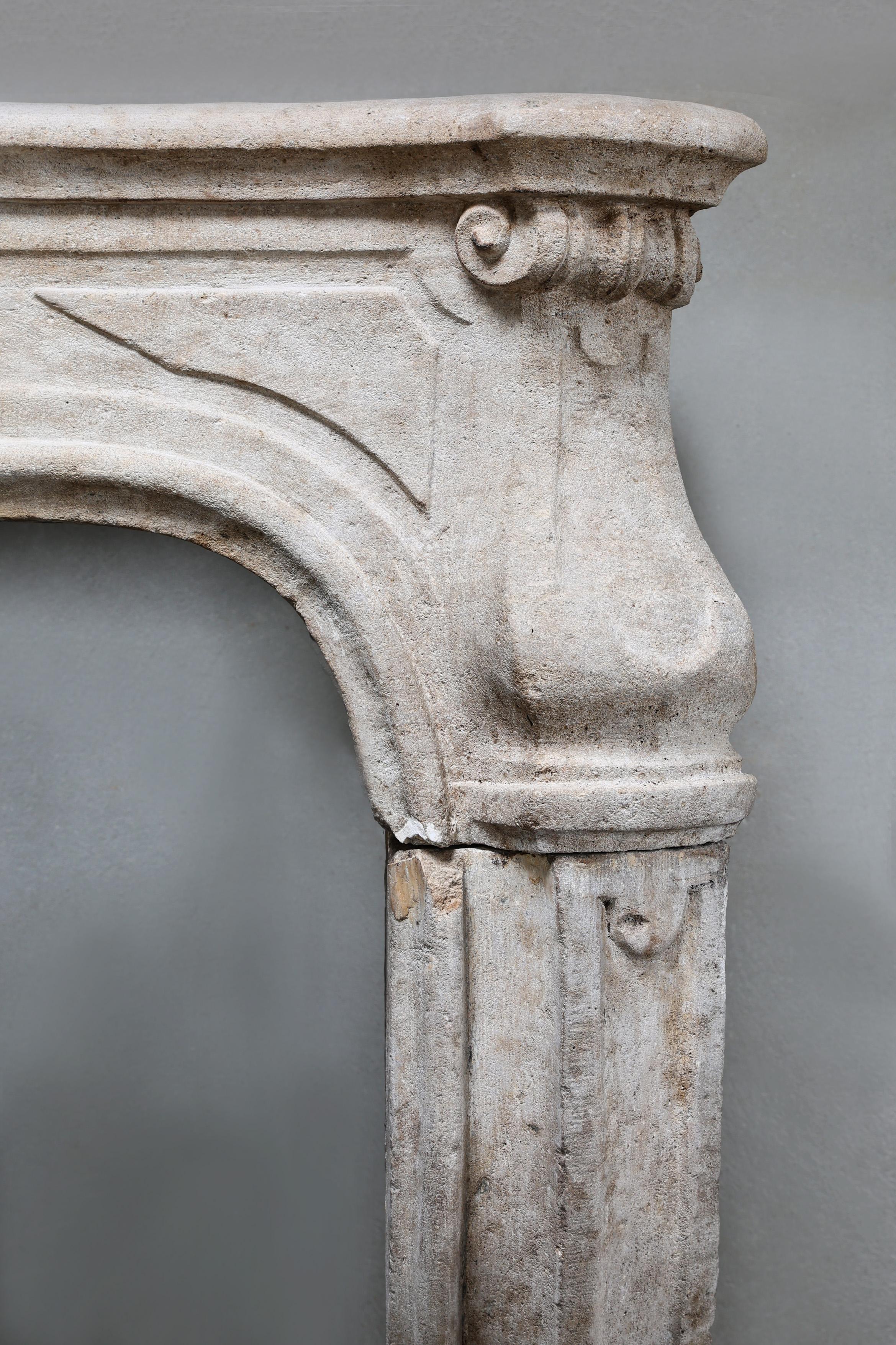 Mantello antico in pietra calcarea francese del XIX secolo, Luigi XV in vendita 2