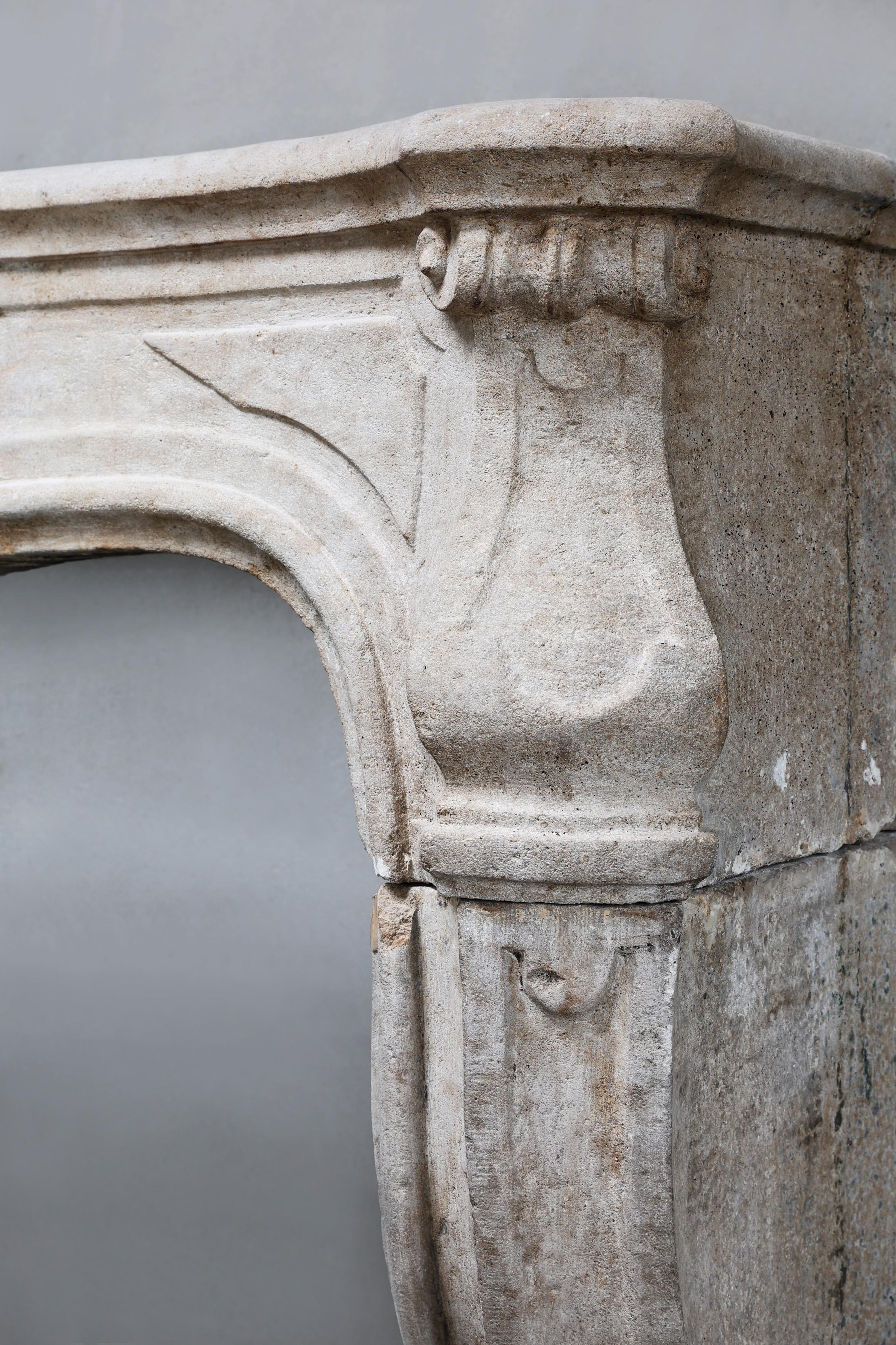 Mantello antico in pietra calcarea francese del XIX secolo, Luigi XV in vendita 3