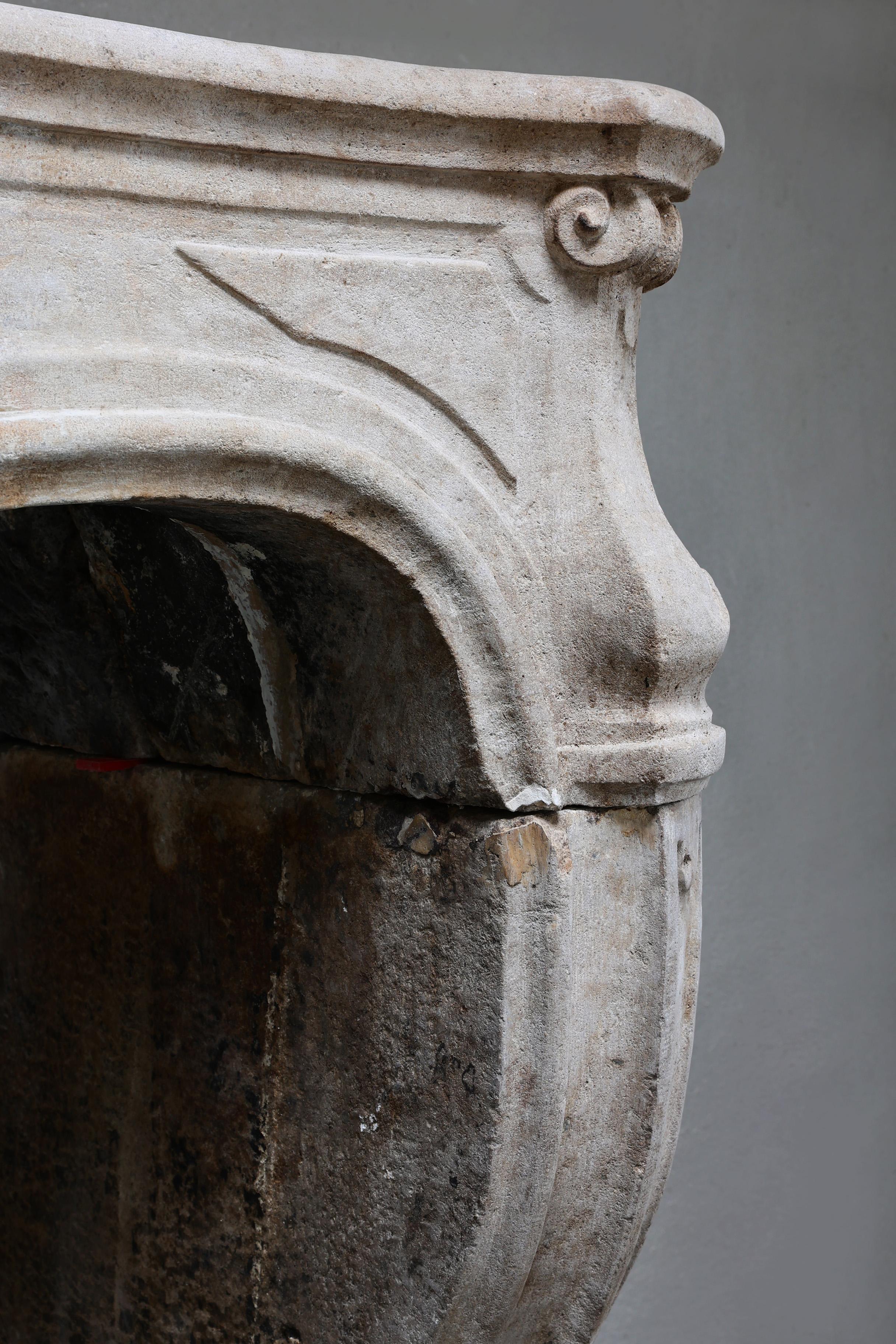 Mantello antico in pietra calcarea francese del XIX secolo, Luigi XV in vendita 4