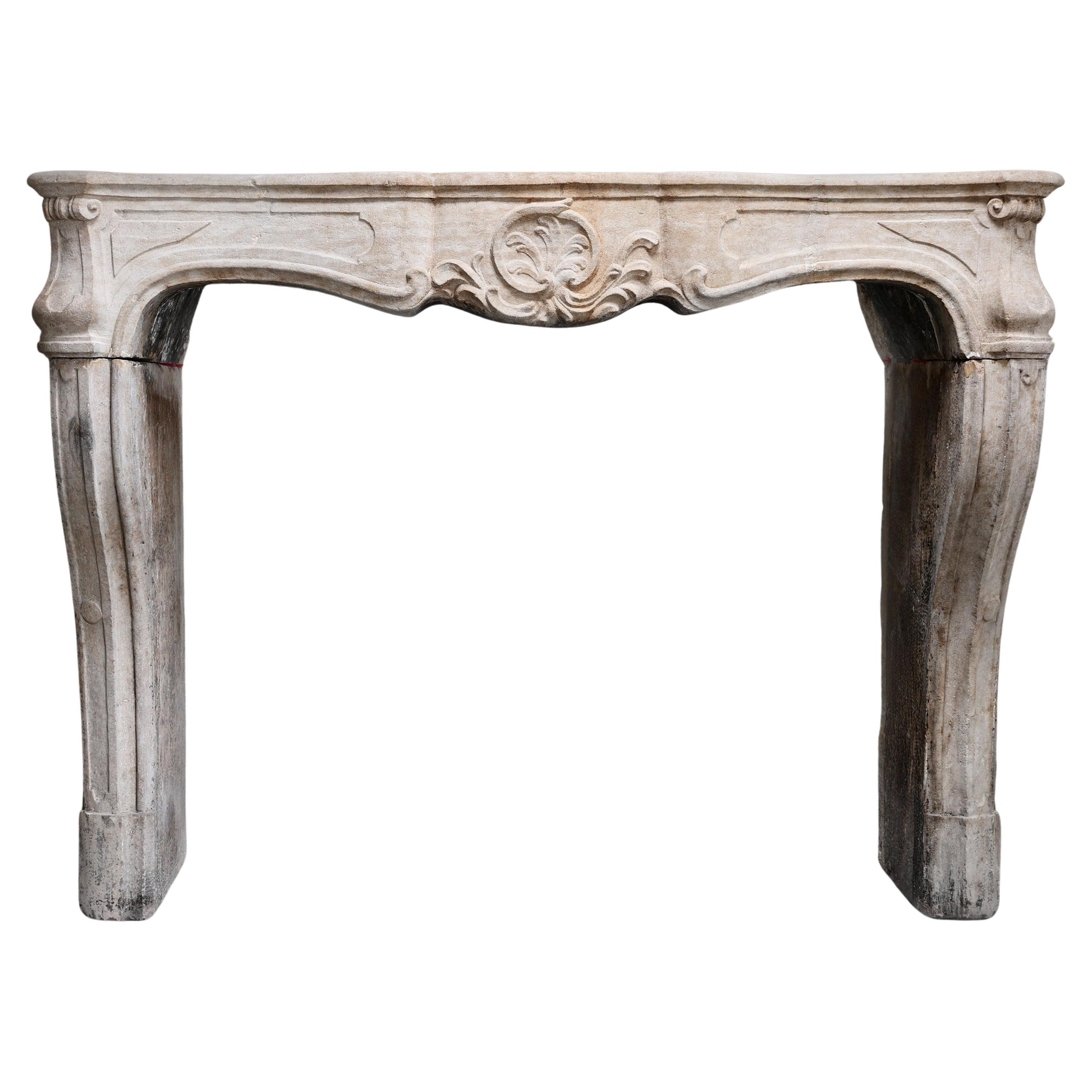 Antiguo manto de piedra caliza francesa del siglo XIX, Luis XV