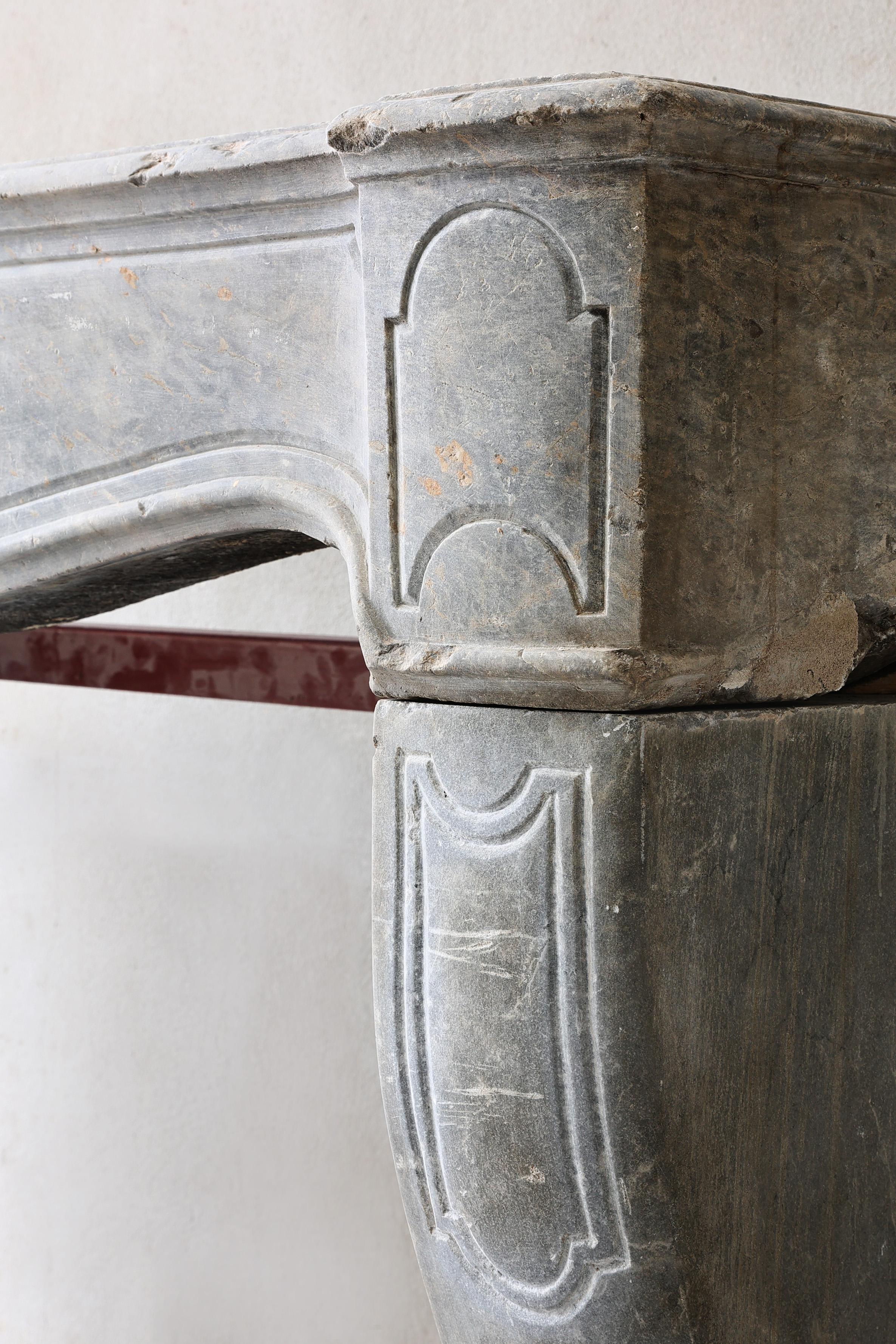 Antiker Kaminsims aus grauem Marmorstein im Stil von Louis XV. im Angebot 4