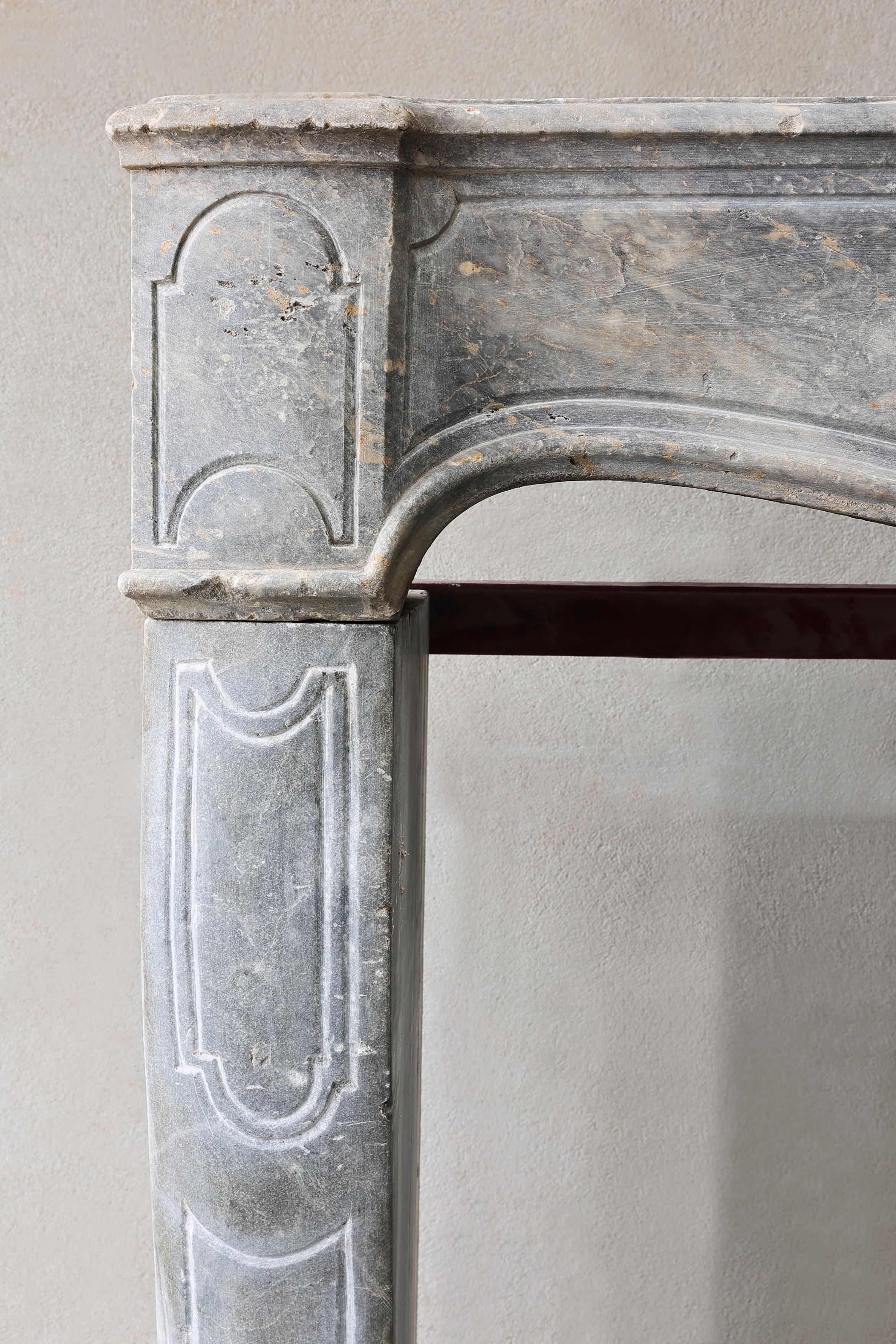 Antiker Kaminsims aus grauem Marmorstein im Stil von Louis XV. im Angebot 6