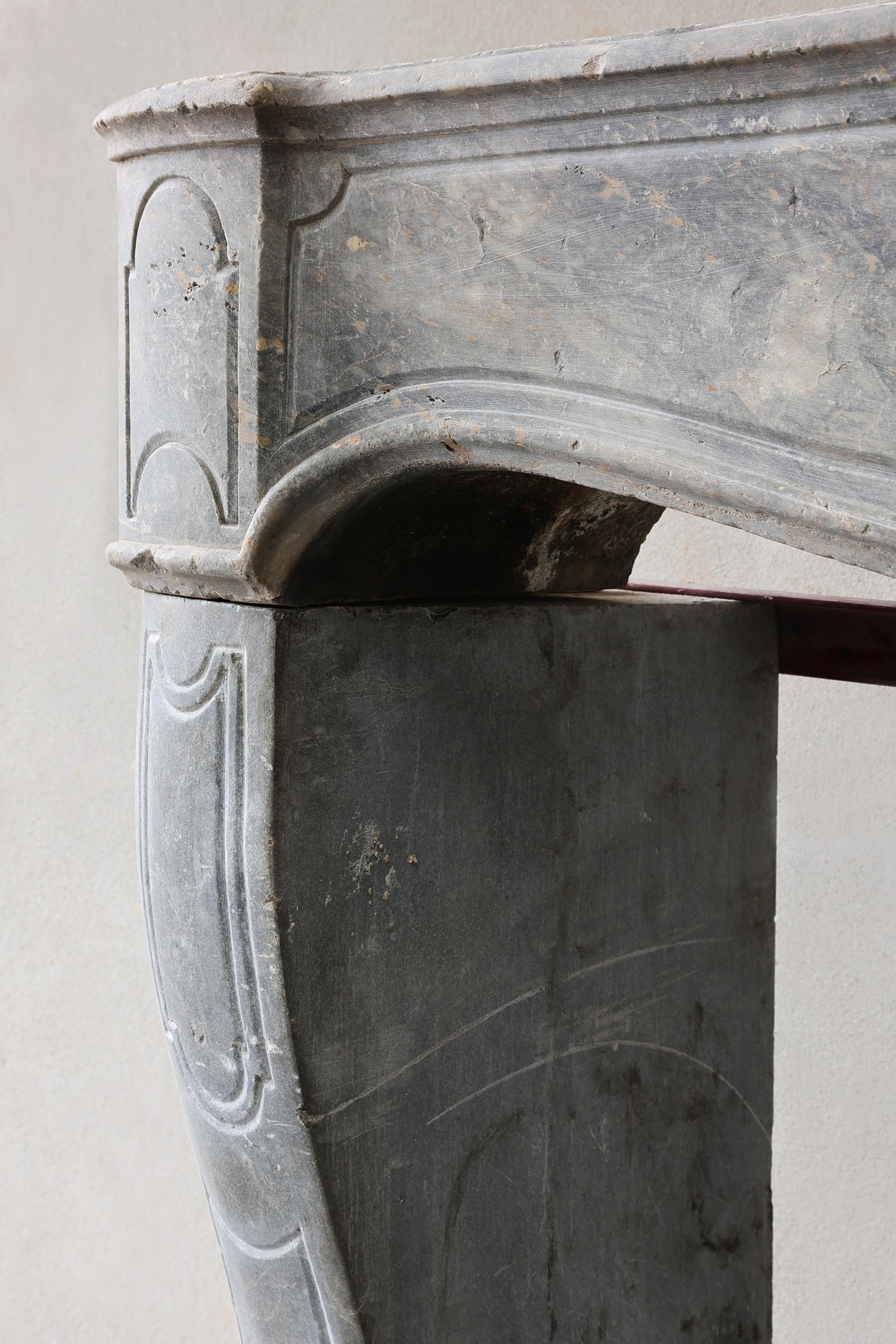 Antiker Kaminsims aus grauem Marmorstein im Stil von Louis XV. im Angebot 7