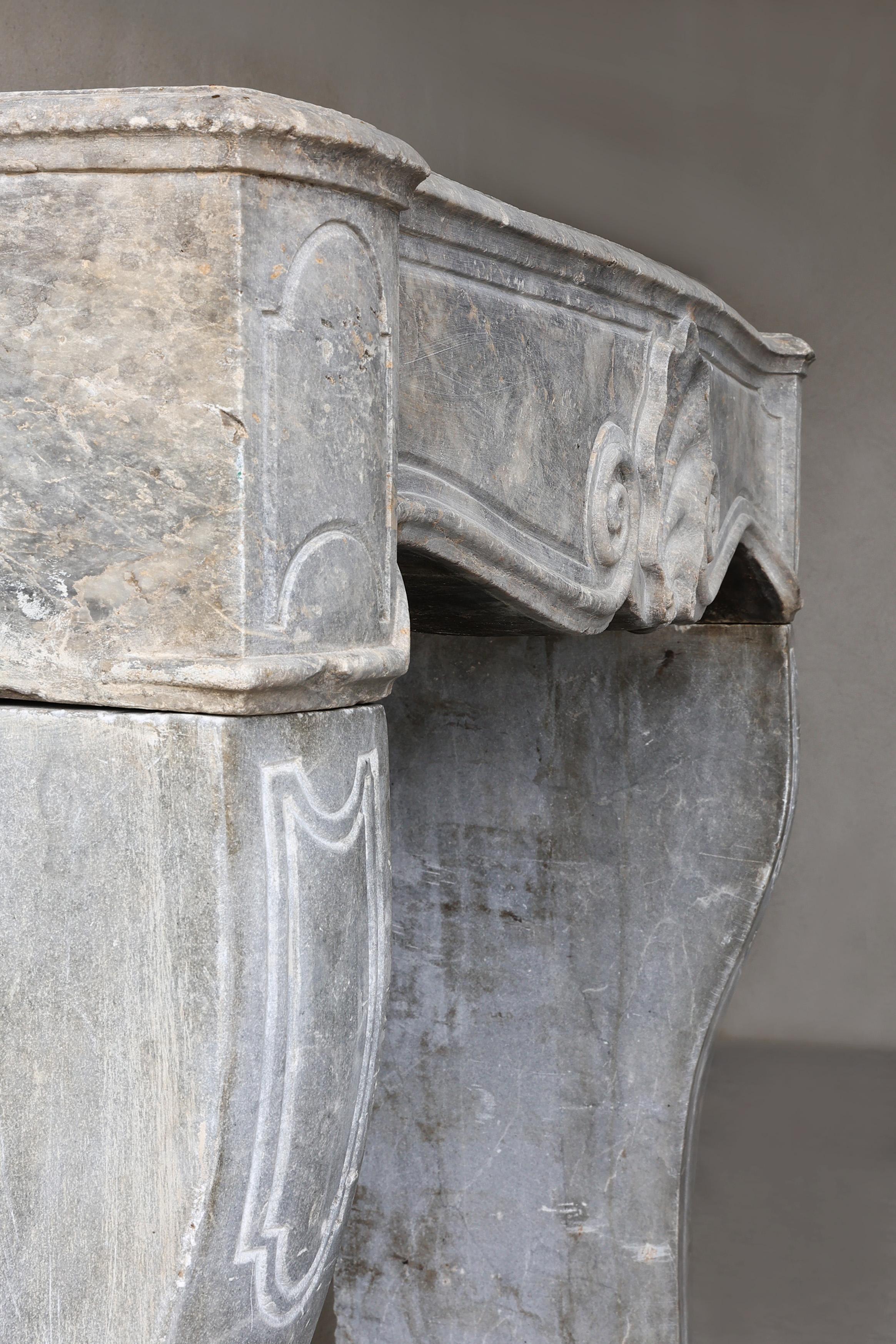 Antiker Kaminsims aus grauem Marmorstein im Stil von Louis XV. im Angebot 8