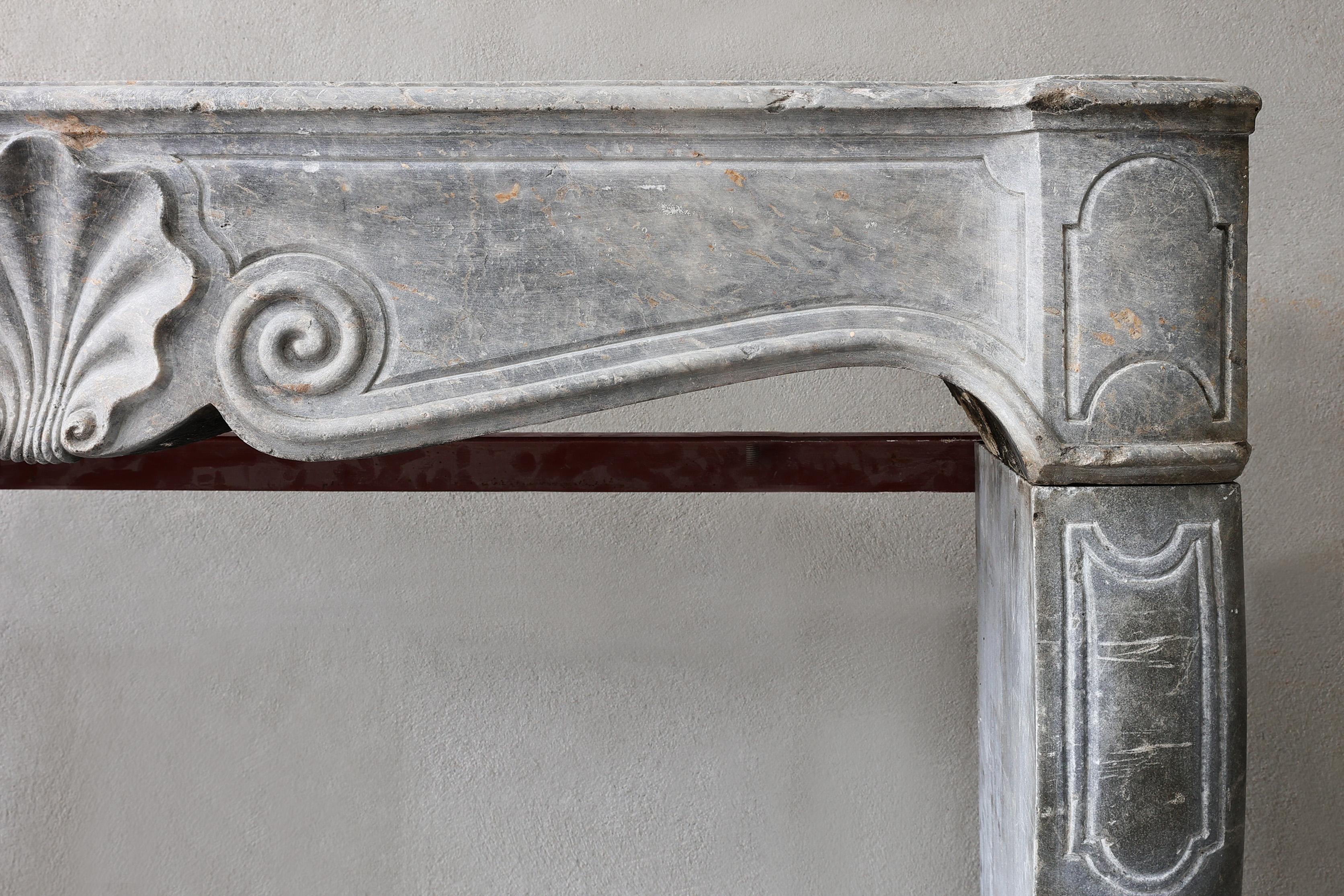 Antiker Kaminsims aus grauem Marmorstein im Stil von Louis XV. (Französisch) im Angebot