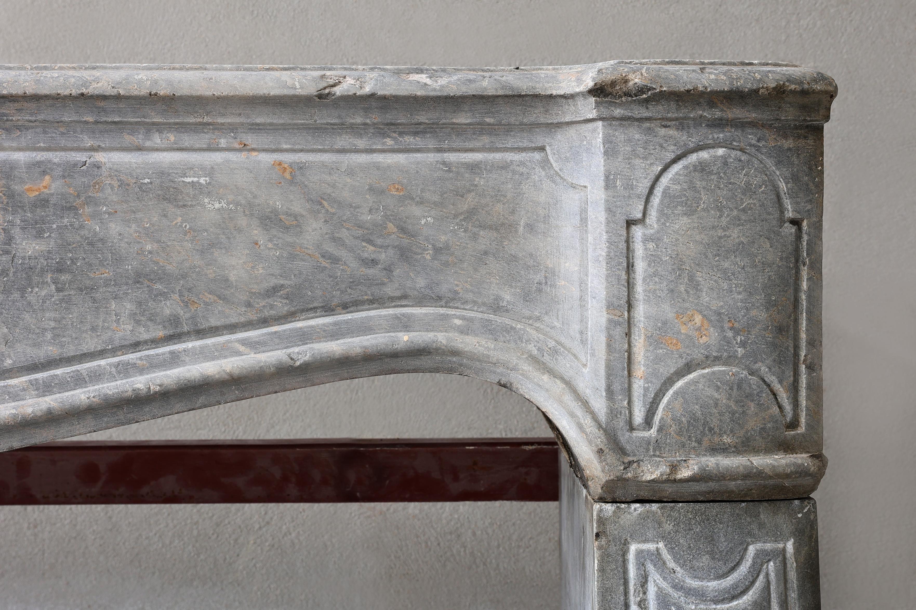 Antiker Kaminsims aus grauem Marmorstein im Stil von Louis XV. im Zustand „Gut“ im Angebot in Made, NL