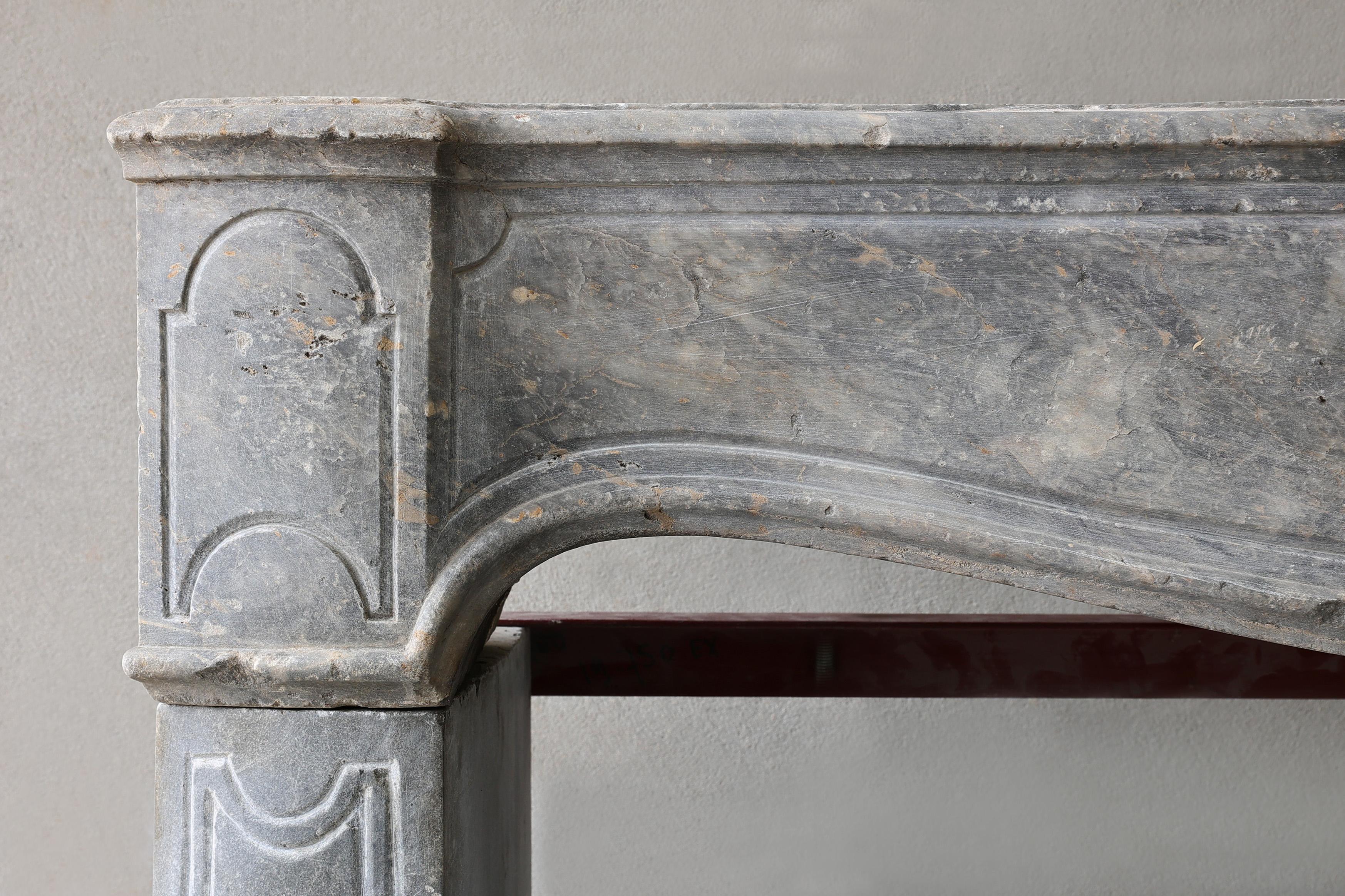 Antiker Kaminsims aus grauem Marmorstein im Stil von Louis XV. (Sonstiges) im Angebot