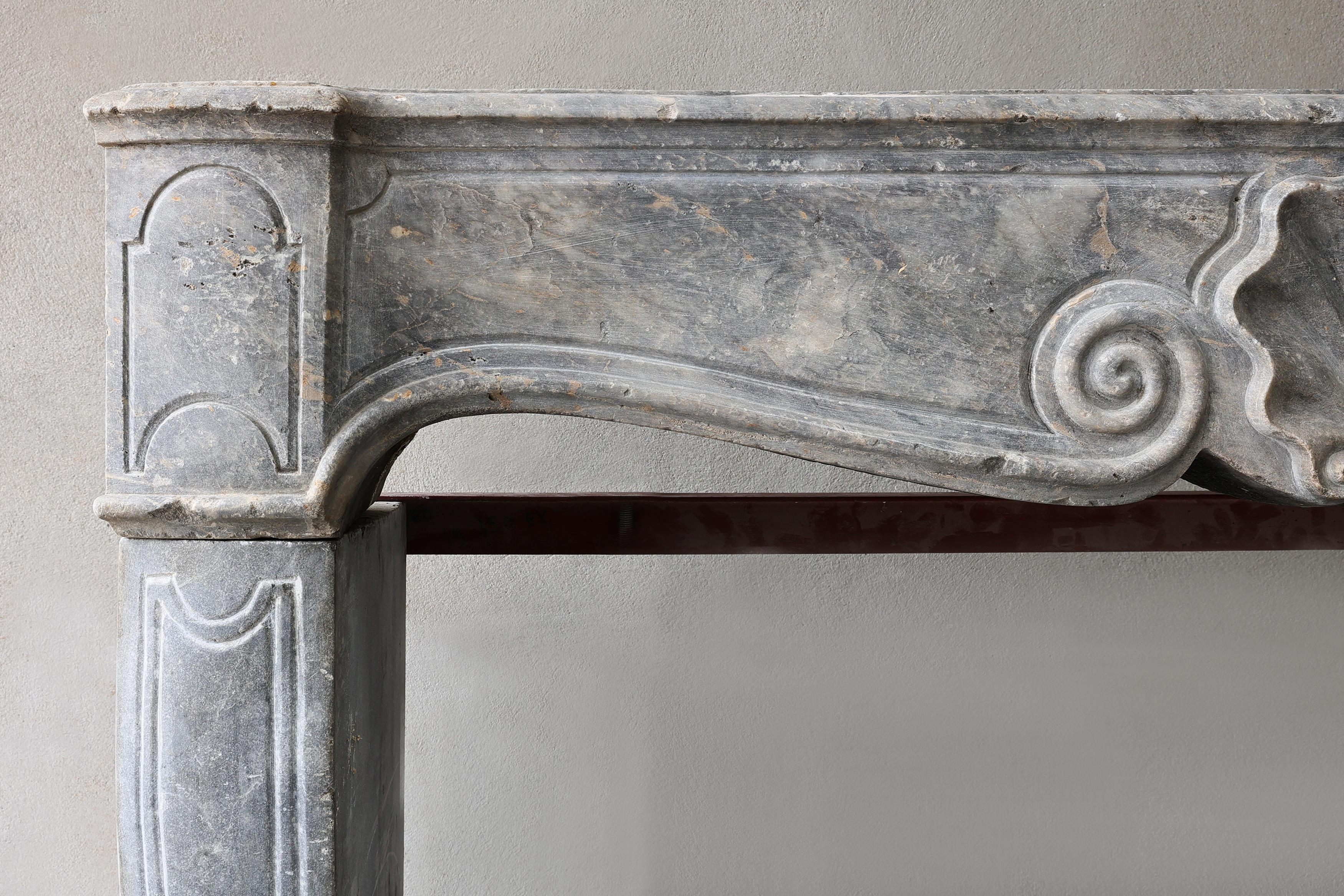 Antiker Kaminsims aus grauem Marmorstein im Stil von Louis XV. im Angebot 1