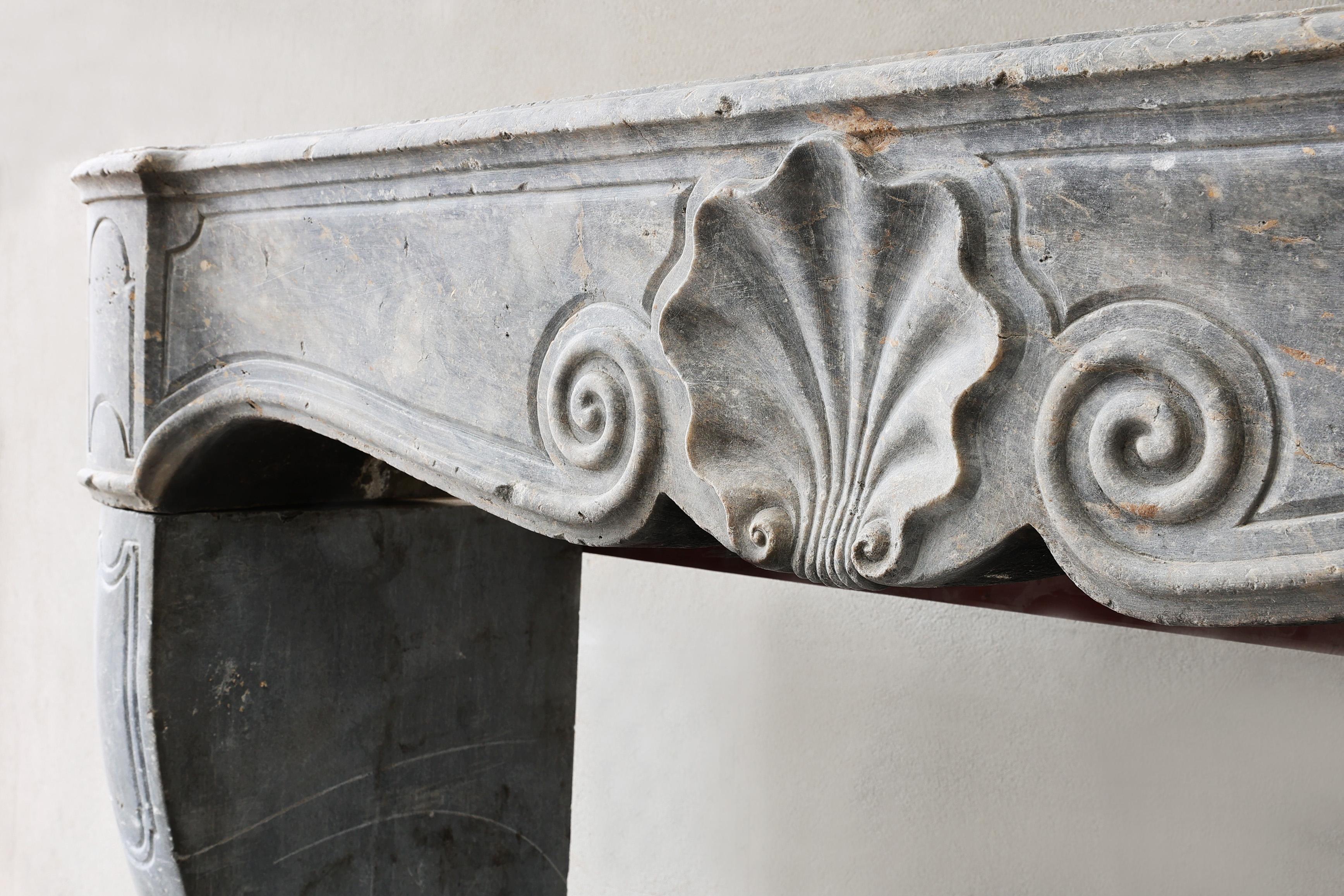 Antiker Kaminsims aus grauem Marmorstein im Stil von Louis XV. im Angebot 2