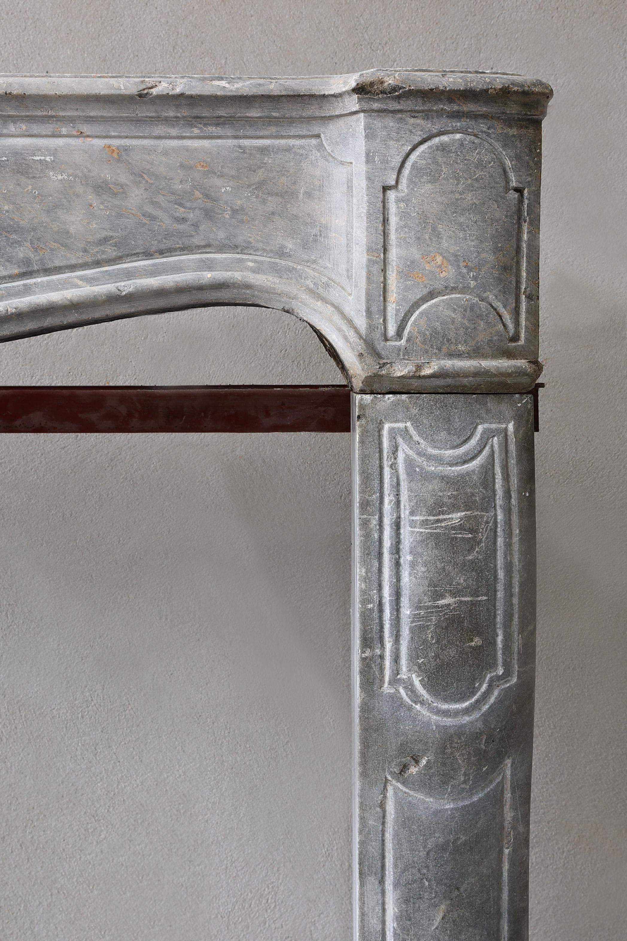 Antiker Kaminsims aus grauem Marmorstein im Stil von Louis XV. im Angebot 3