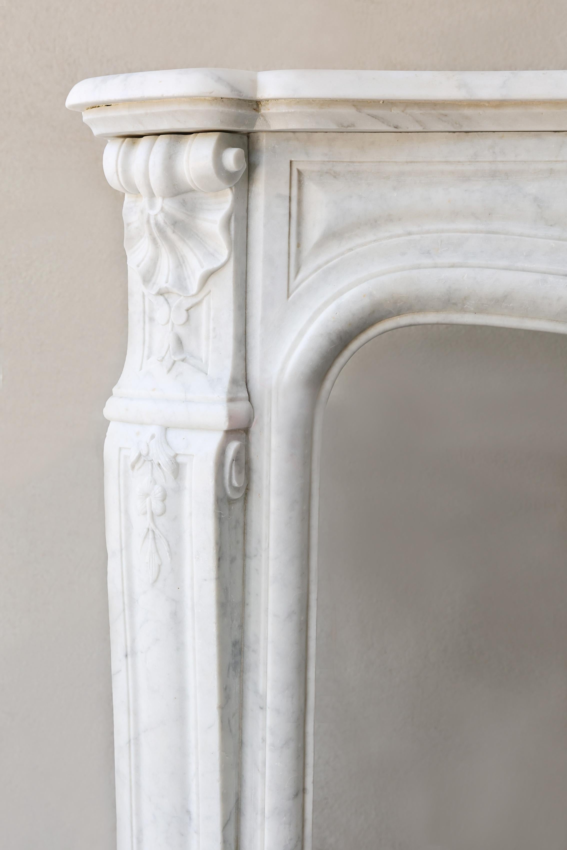 Antique mantle surround of carrara marble in style of Louis XV, 19th century For Sale 4