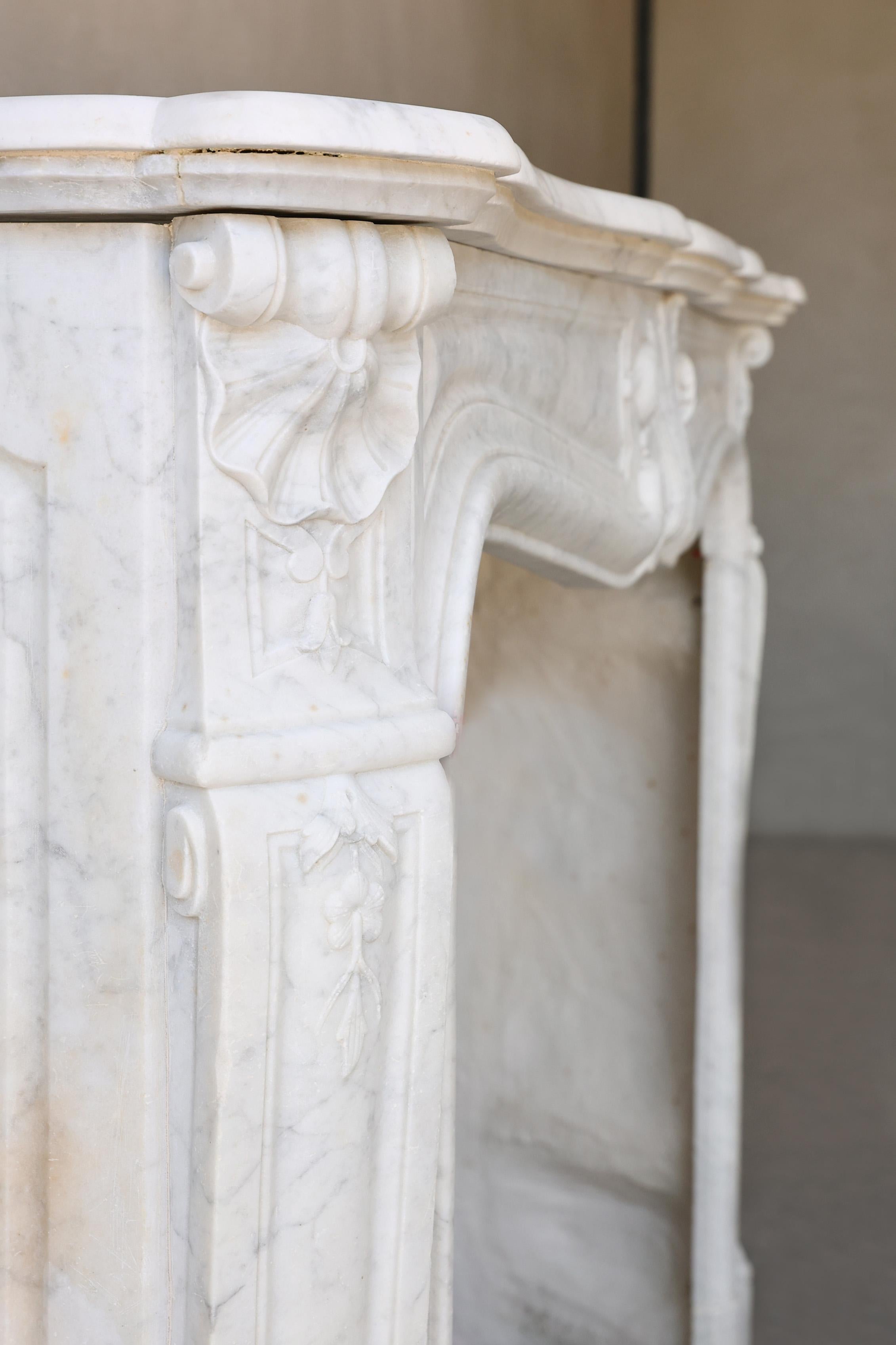 Antique mantle surround of carrara marble in style of Louis XV, 19th century For Sale 5