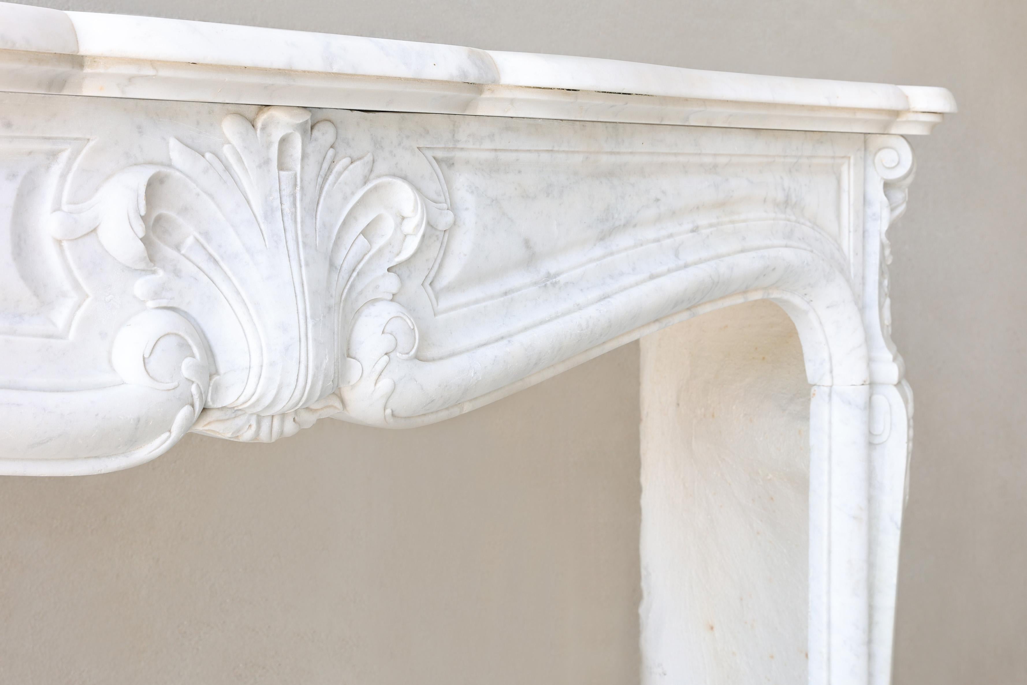 Antique mantle surround of carrara marble in style of Louis XV, 19th century In Good Condition For Sale In Made, NL