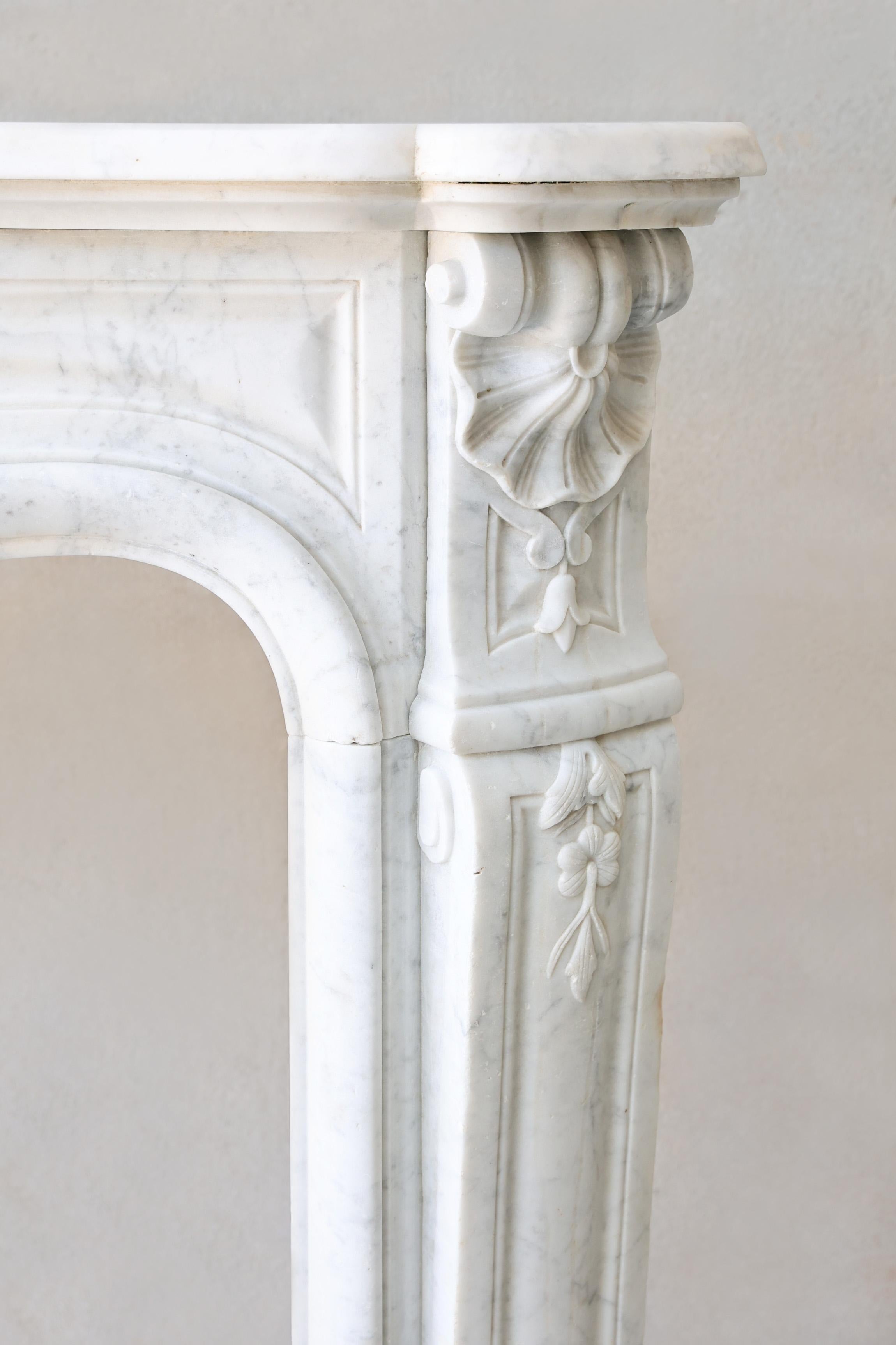 Antique mantle surround of carrara marble in style of Louis XV, 19th century For Sale 1