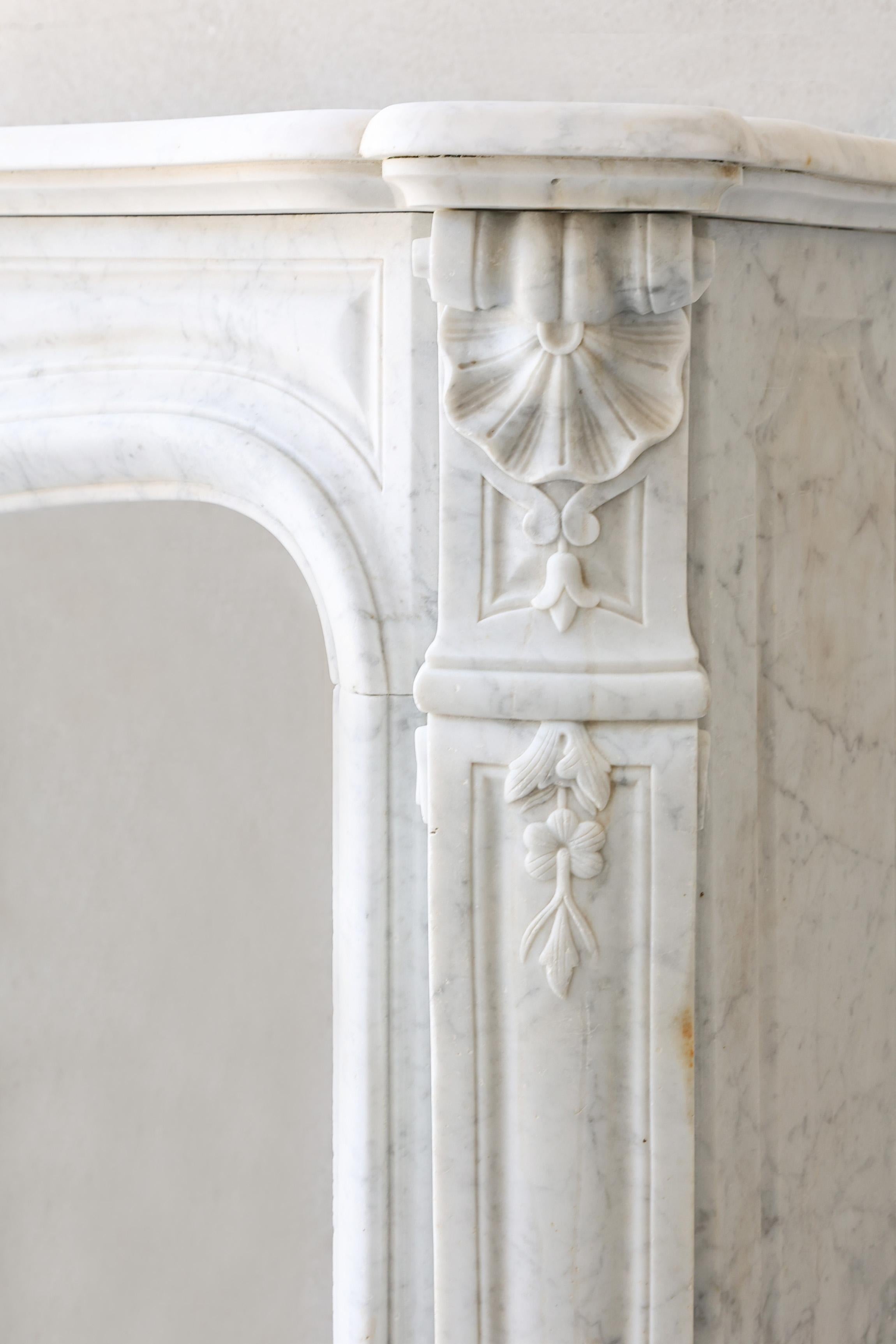 Antique mantle surround of carrara marble in style of Louis XV, 19th century For Sale 2
