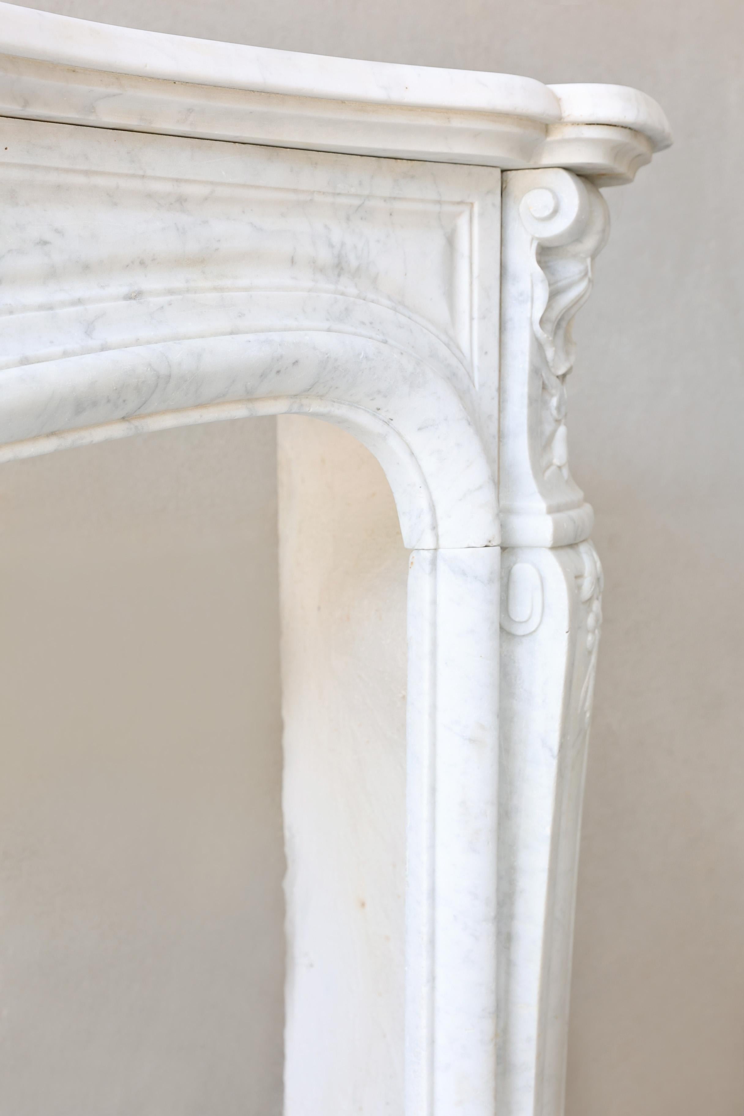 Antique mantle surround of carrara marble in style of Louis XV, 19th century For Sale 3
