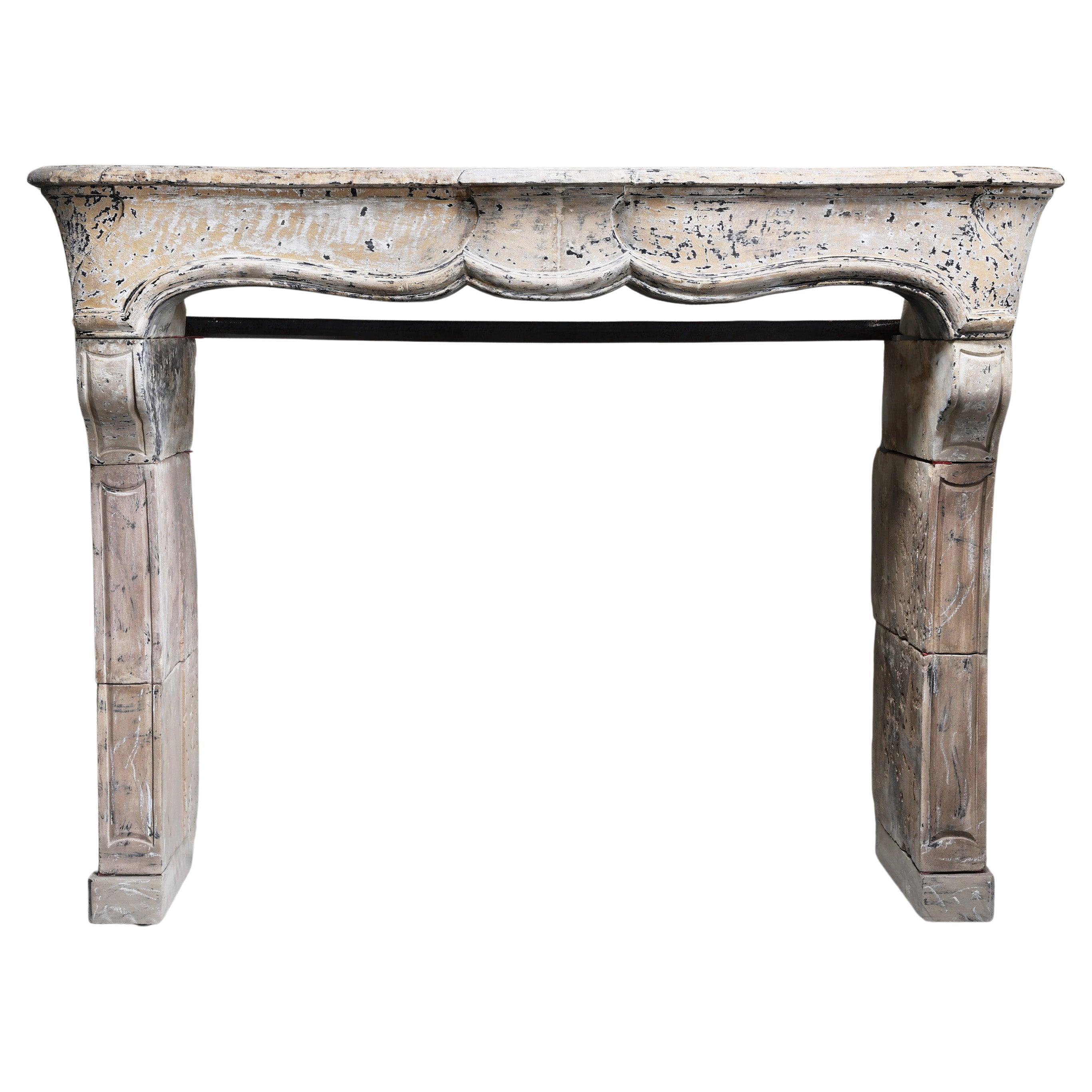 Cheminée ancienne en calcaire français, 19e siècle, style Louis XIV