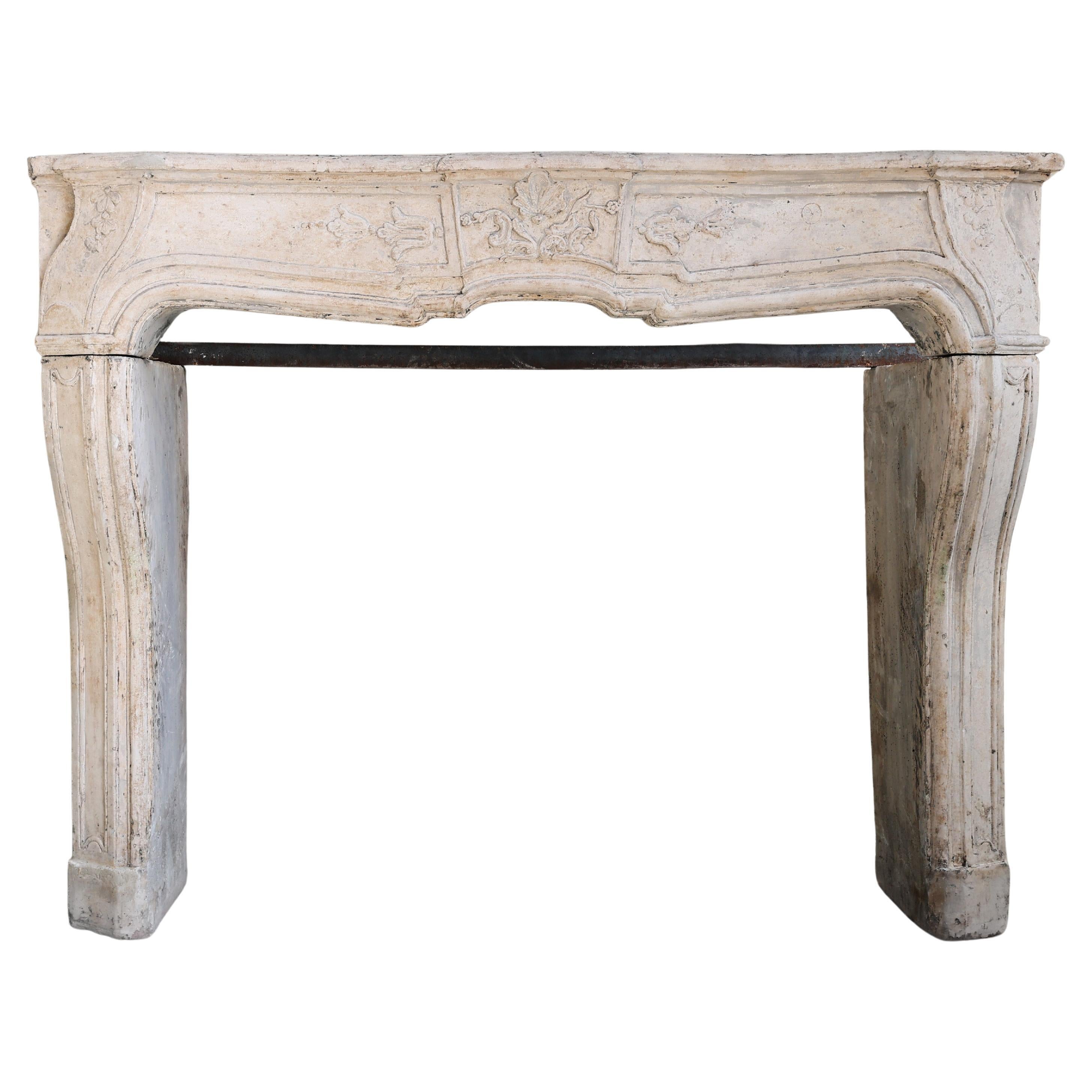 Antique French in pietra calcarea del XVIII secolo, Luigi XV