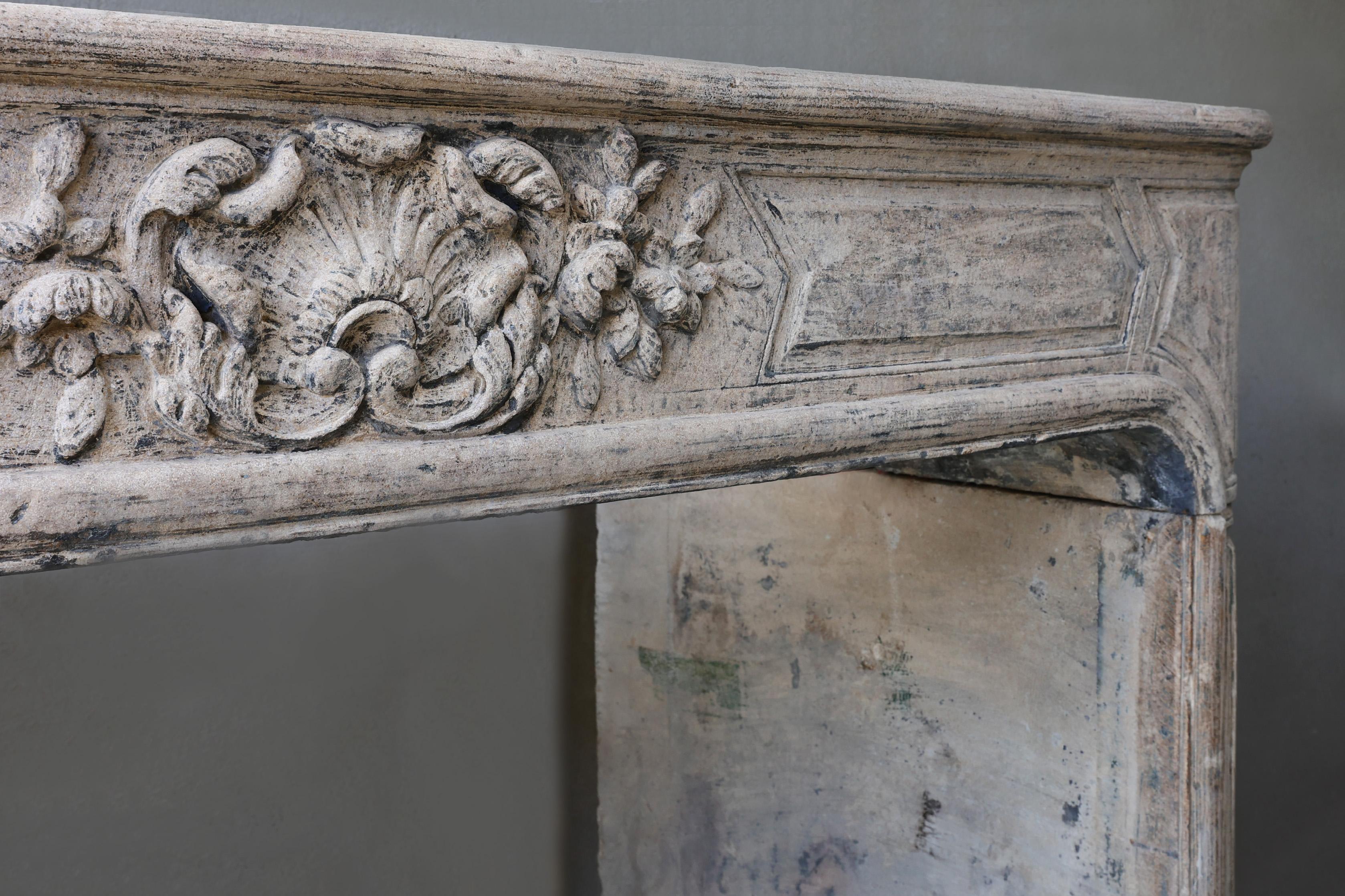 Marco de chimenea antiguo de piedra caliza francesa del siglo XIX, Luis XIV Francés en venta