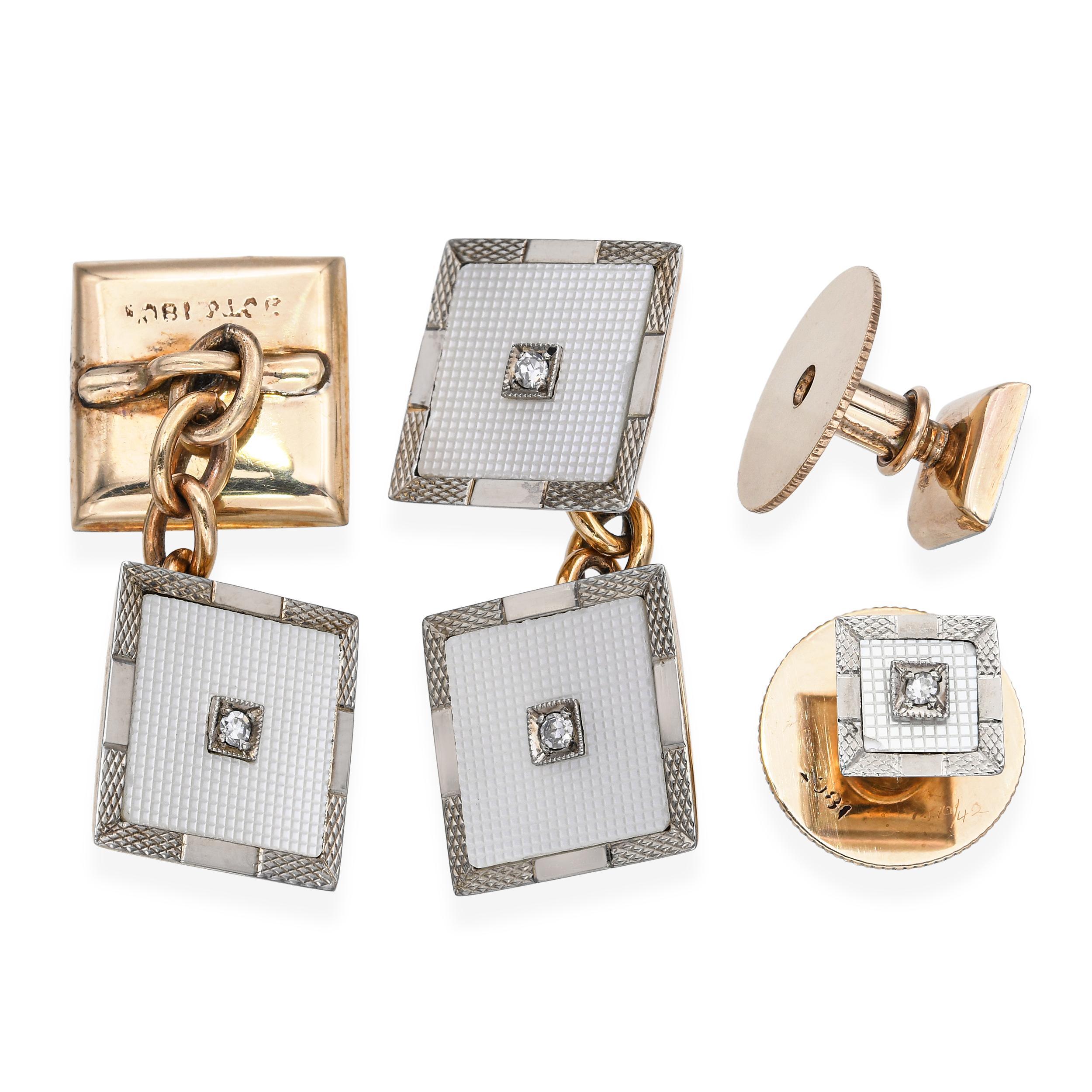 Dieses antike Manschettenknopfset des renommierten britischen Juweliers Mappin & Webb ist aus 9 Karat Gelbgold und 14 Karat Weißgold gefertigt und steht für zeitlose Raffinesse und meisterhaftes Design. Jeder Manschettenknopf ist in der Mitte mit