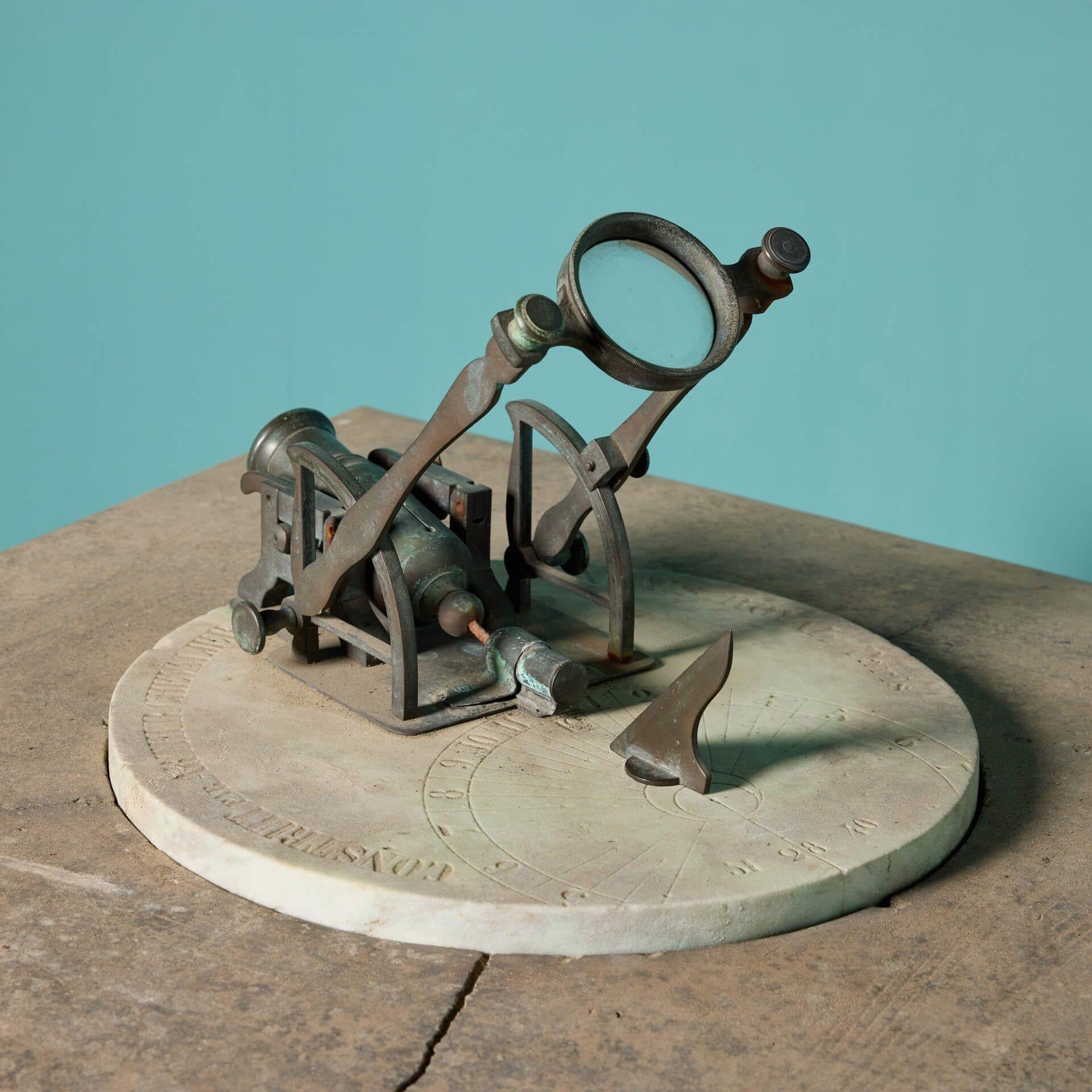 Antiker Noonday Cannon Sundial aus Marmor und Bronze mit Terrakotta-Sockel im Angebot 1