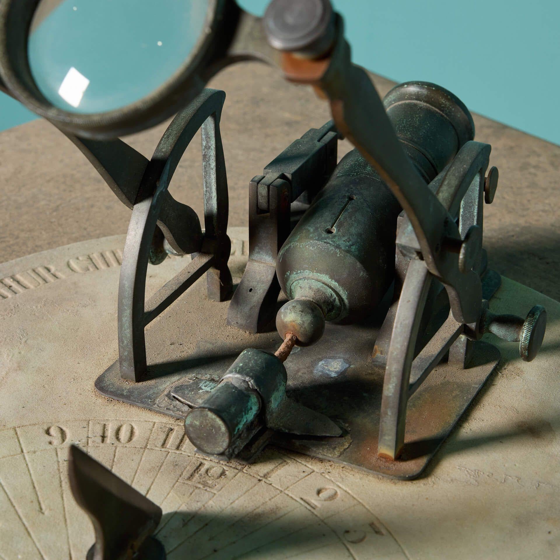 Antiker Noonday Cannon Sundial aus Marmor und Bronze mit Terrakotta-Sockel im Angebot 2