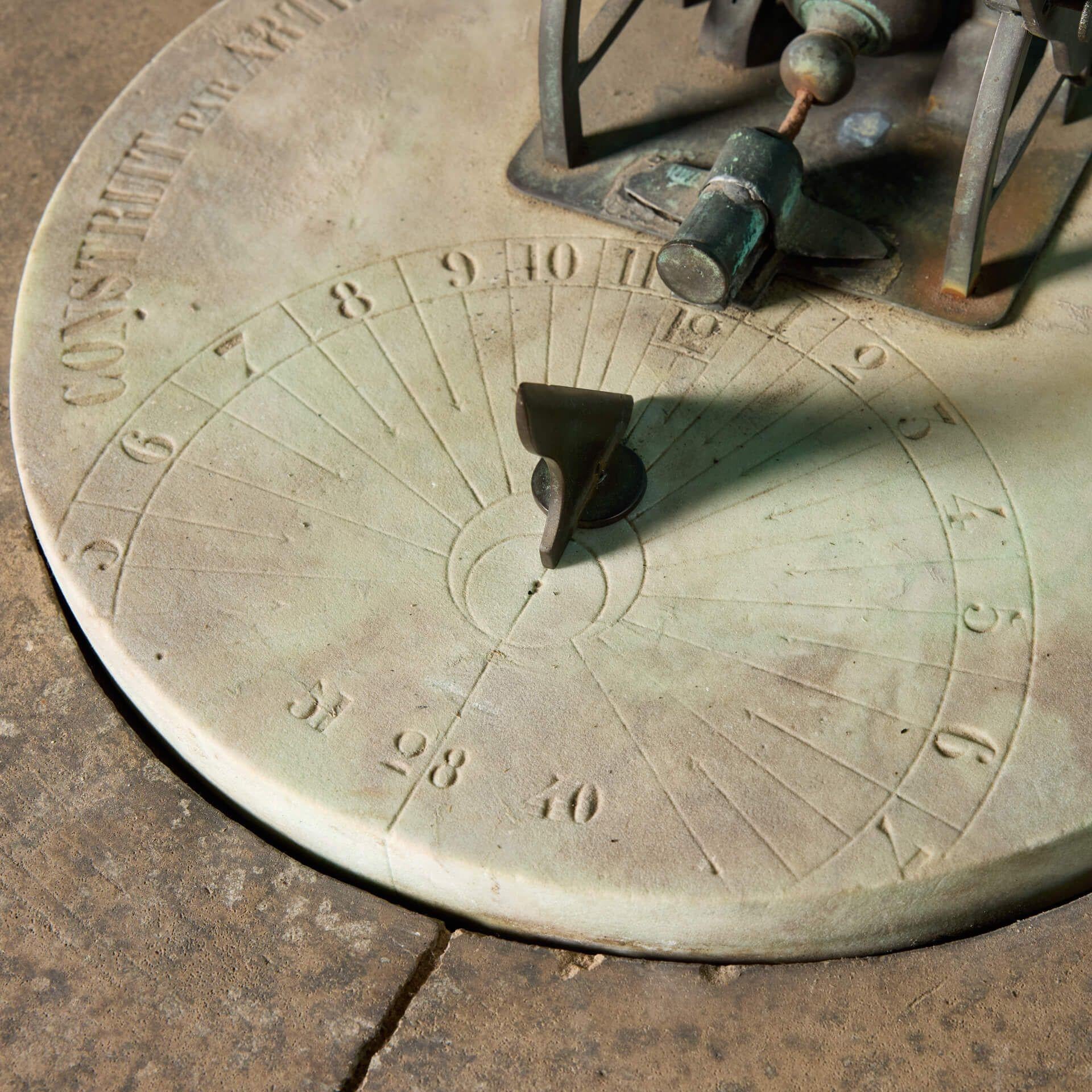 Antiker Noonday Cannon Sundial aus Marmor und Bronze mit Terrakotta-Sockel im Angebot 3