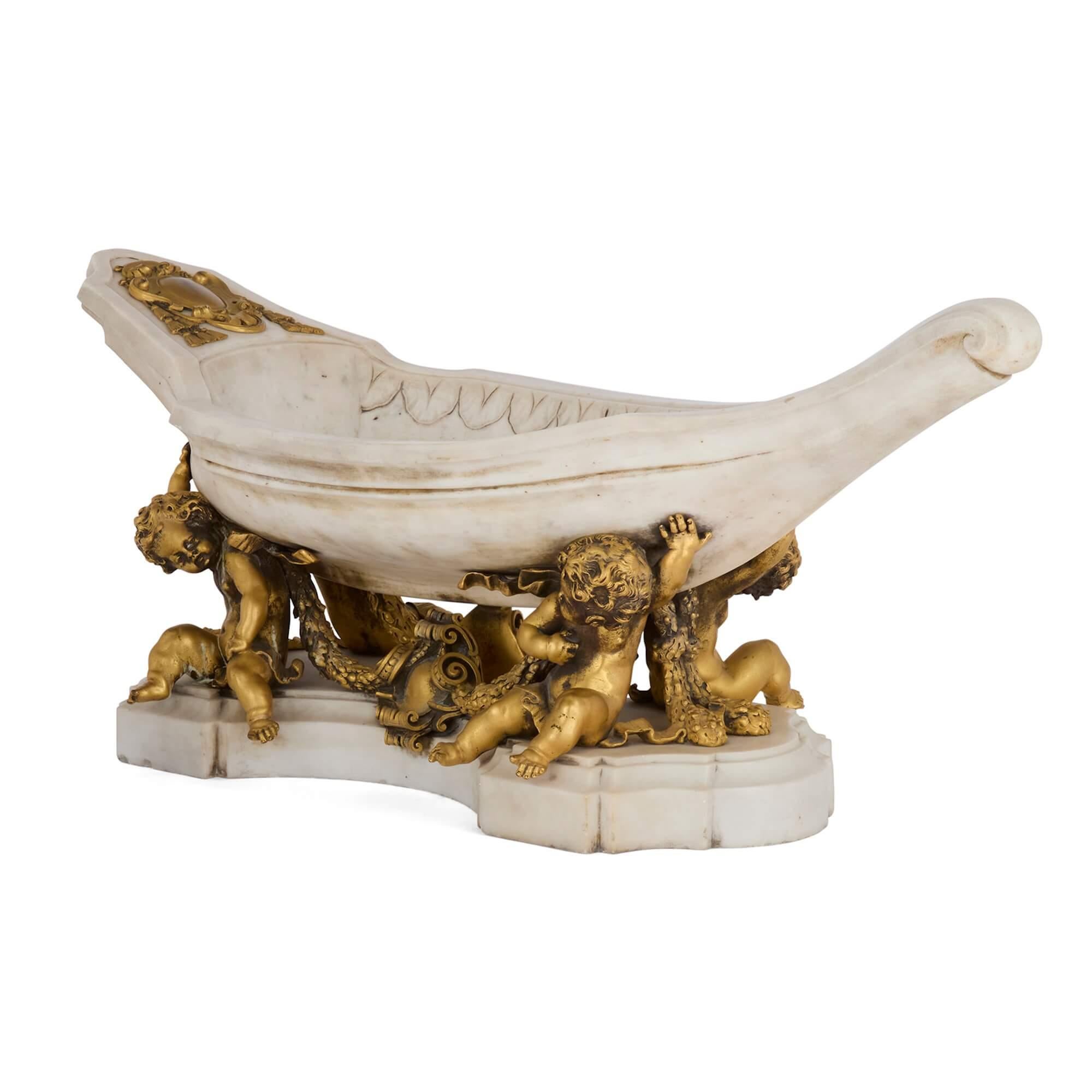 Neoclassico Antico centrotavola in marmo e bronzo dorato attribuito a Edward F. Caldwell & Co. in vendita