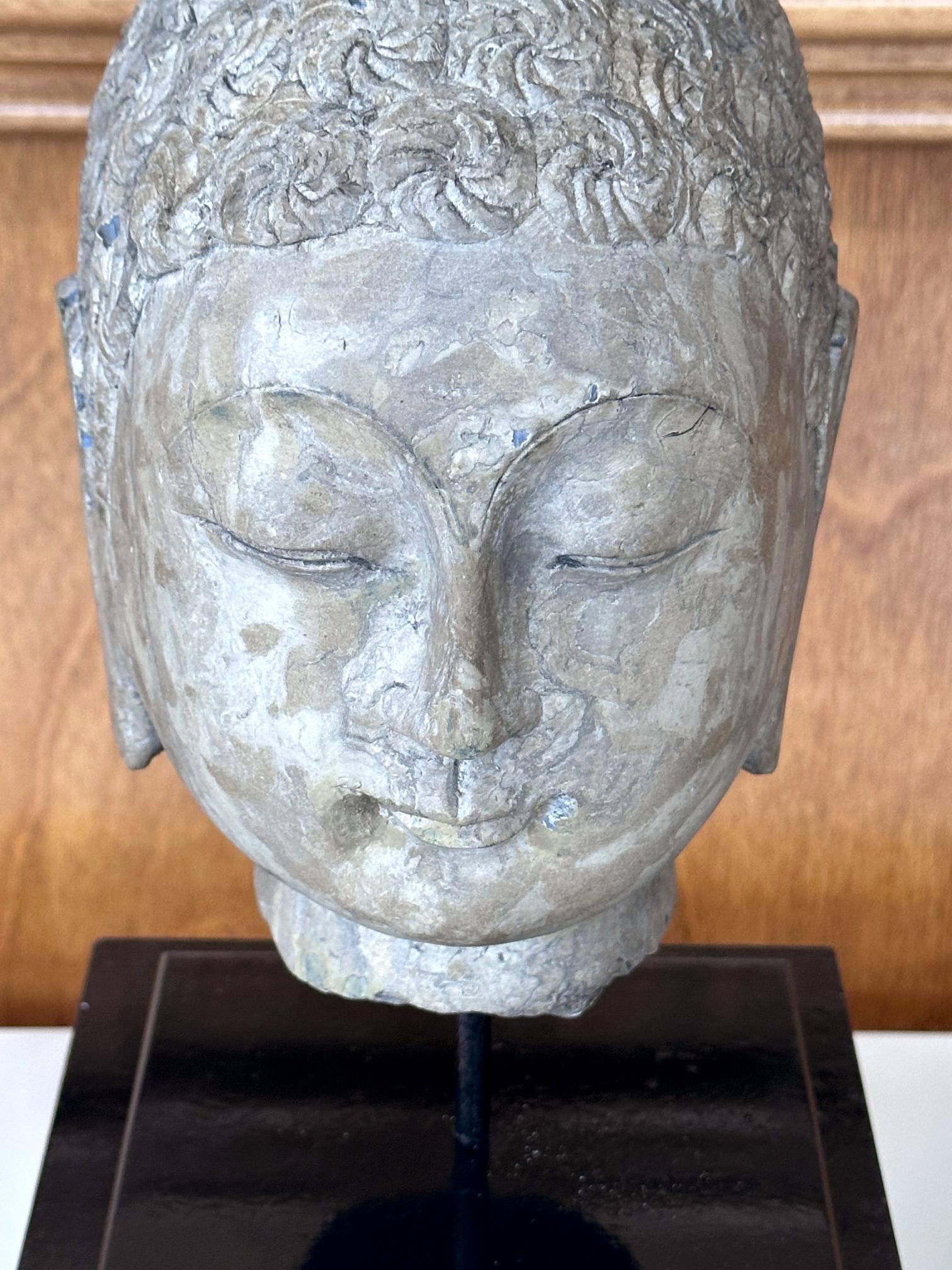 Testa di Buddha in pietra della dinastia cinese Qi su supporto personalizzato in vendita 3