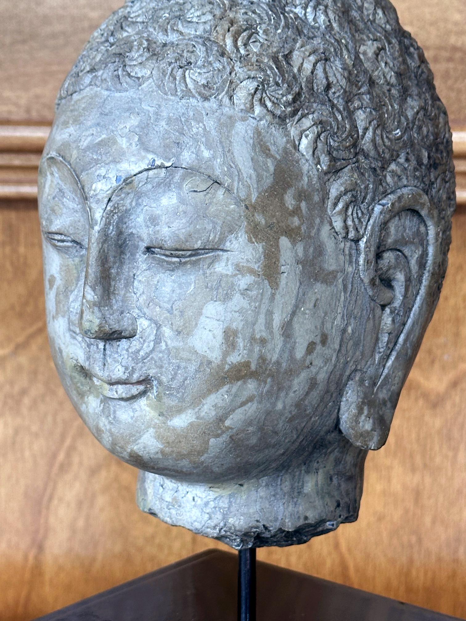 Testa di Buddha in pietra della dinastia cinese Qi su supporto personalizzato in vendita 4