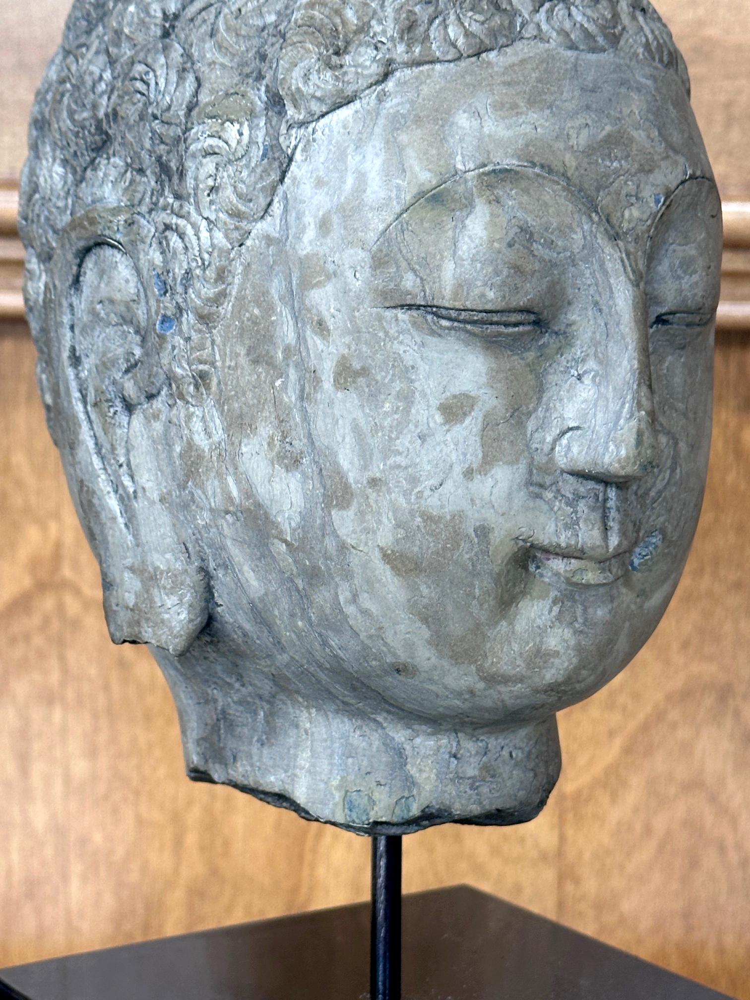 Testa di Buddha in pietra della dinastia cinese Qi su supporto personalizzato in vendita 5