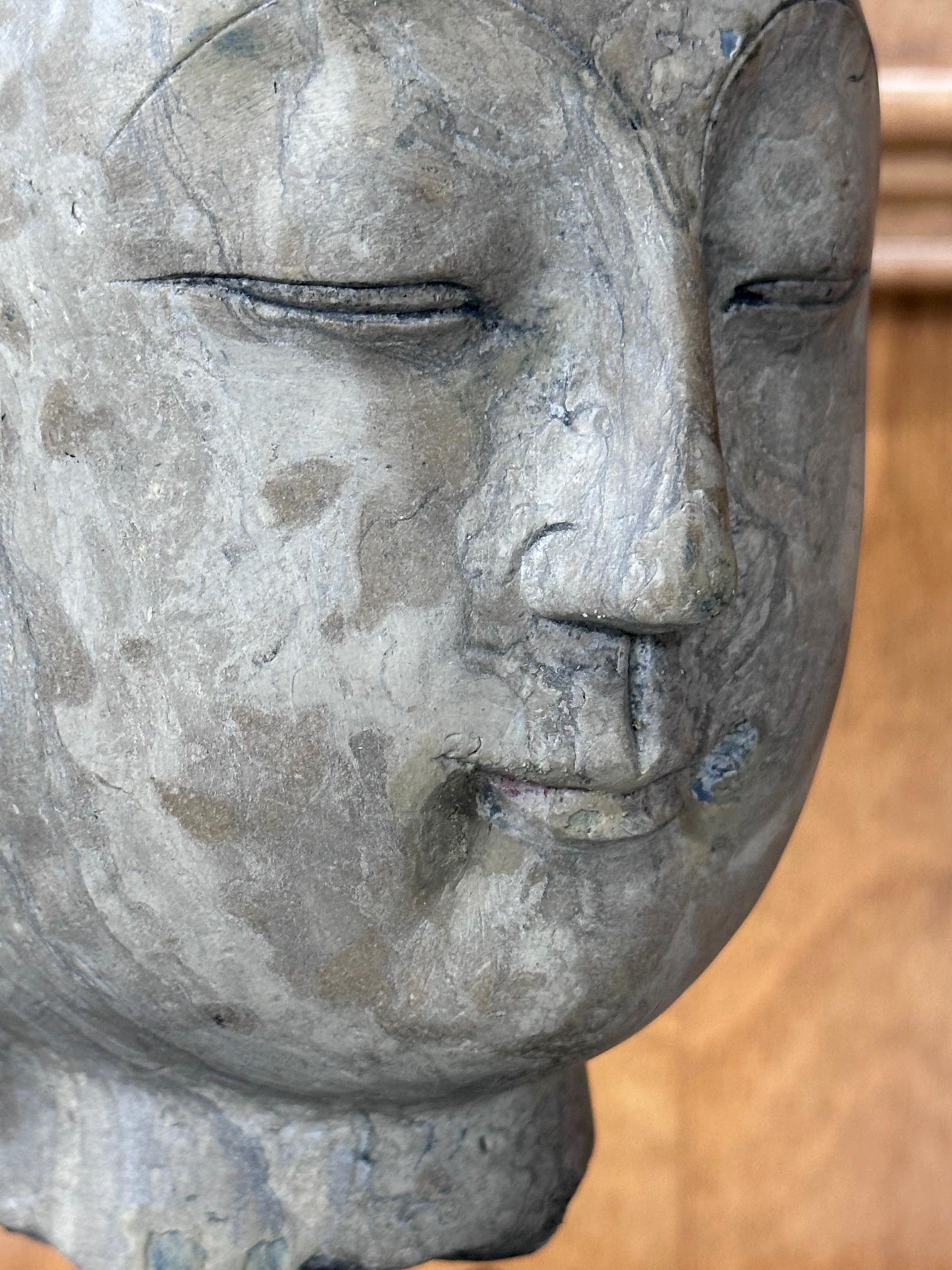 Testa di Buddha in pietra della dinastia cinese Qi su supporto personalizzato in vendita 6