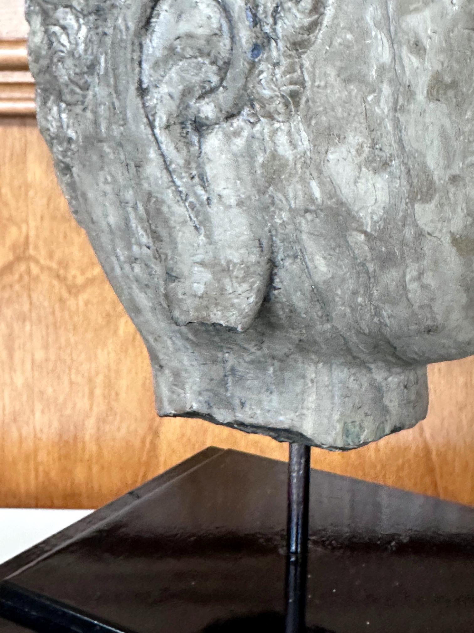 Testa di Buddha in pietra della dinastia cinese Qi su supporto personalizzato in vendita 7