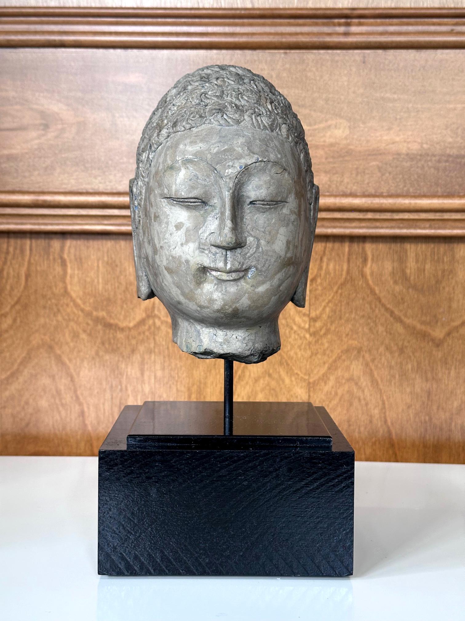 Testa di Buddha in pietra della dinastia cinese Qi su supporto personalizzato in vendita 8