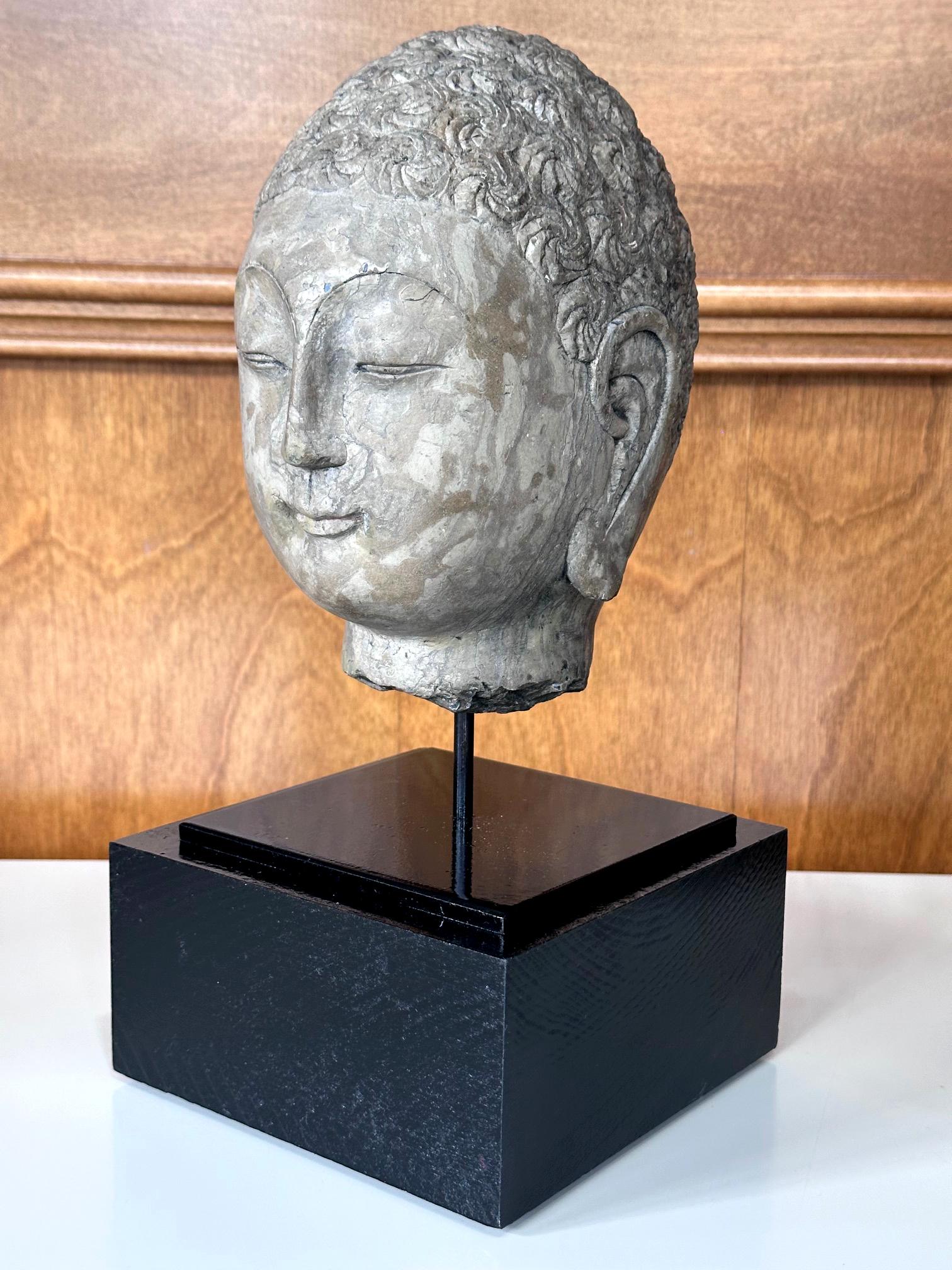 Arcaistico Testa di Buddha in pietra della dinastia cinese Qi su supporto personalizzato in vendita