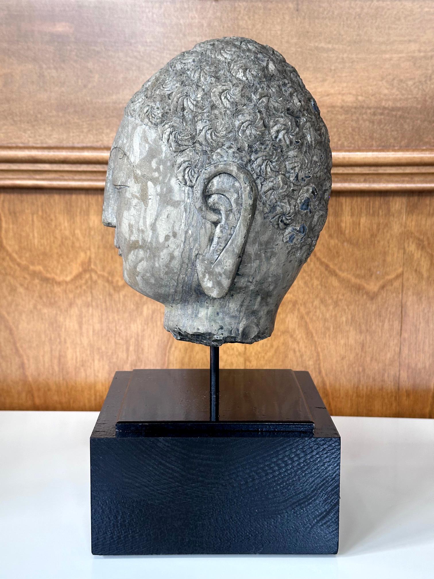 Cinese Testa di Buddha in pietra della dinastia cinese Qi su supporto personalizzato in vendita