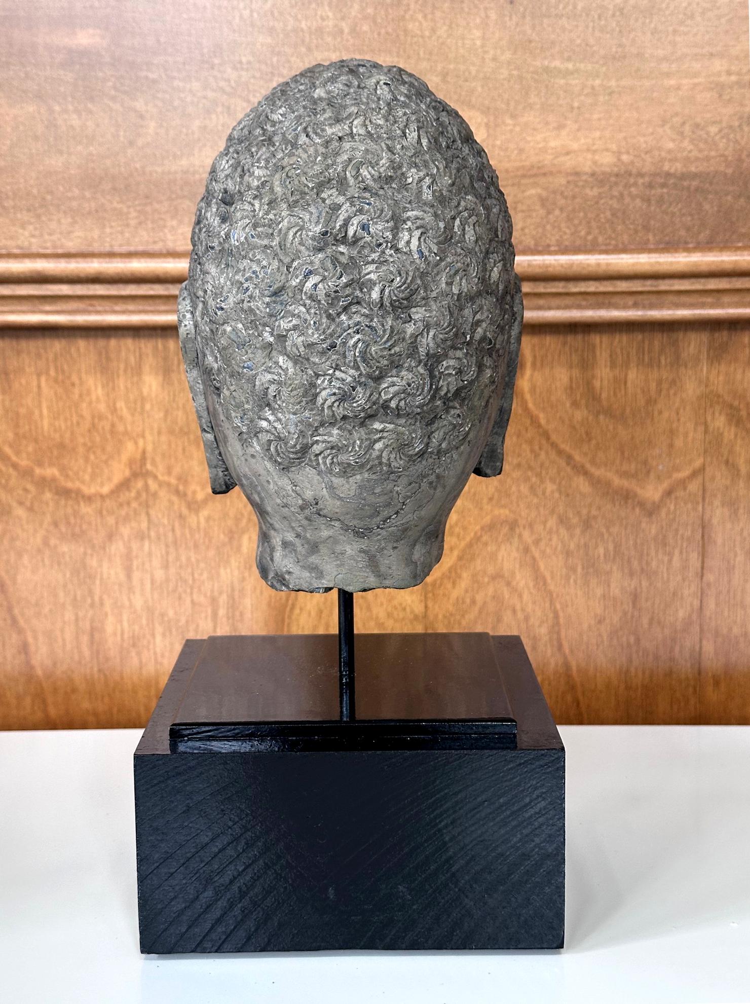 Testa di Buddha in pietra della dinastia cinese Qi su supporto personalizzato In condizioni buone in vendita a Atlanta, GA