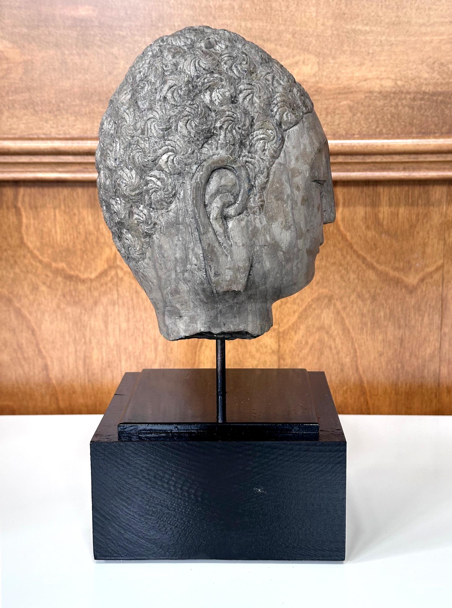 Fino al XVIII secolo Testa di Buddha in pietra della dinastia cinese Qi su supporto personalizzato in vendita