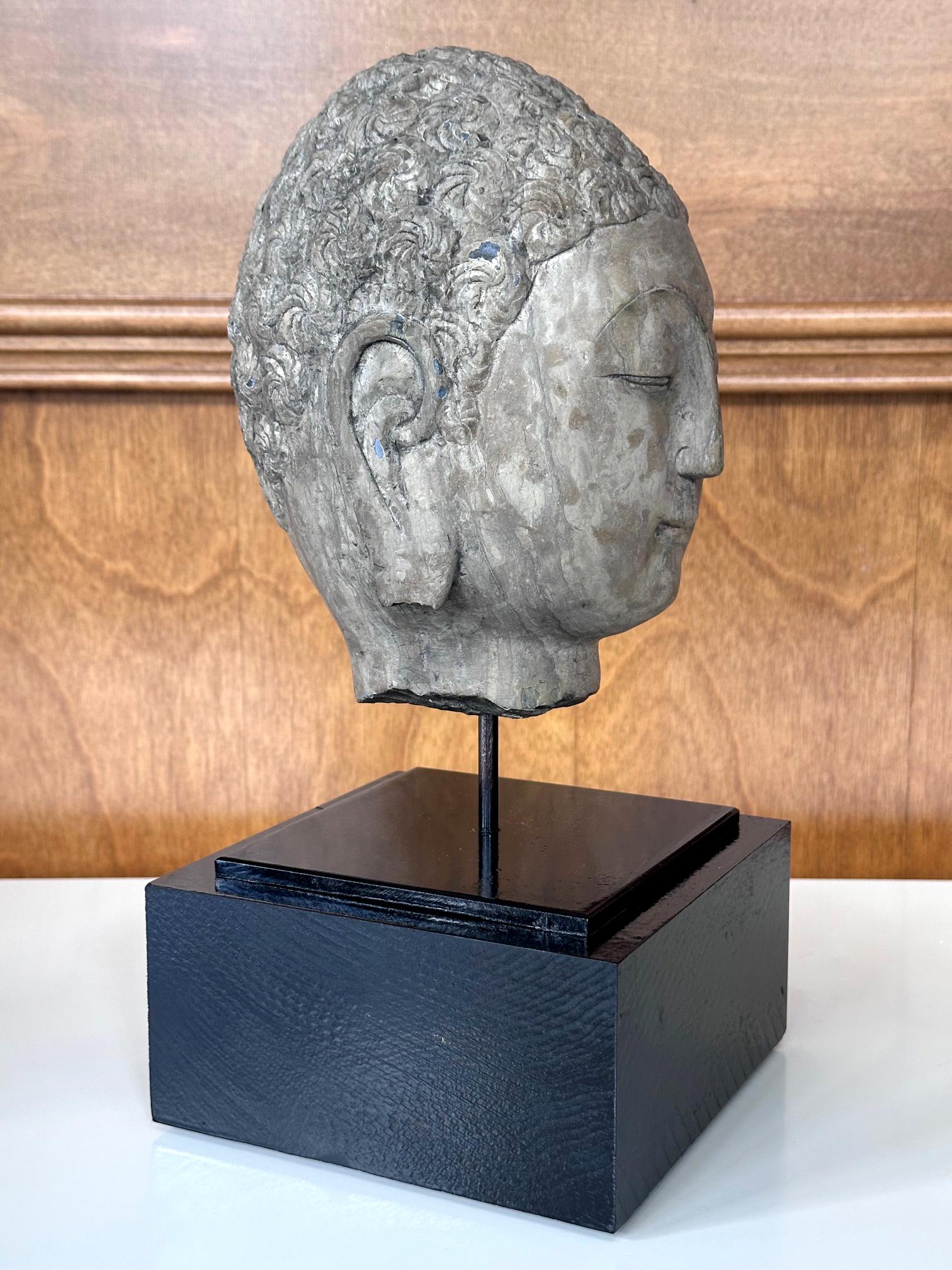 Marmo Testa di Buddha in pietra della dinastia cinese Qi su supporto personalizzato in vendita