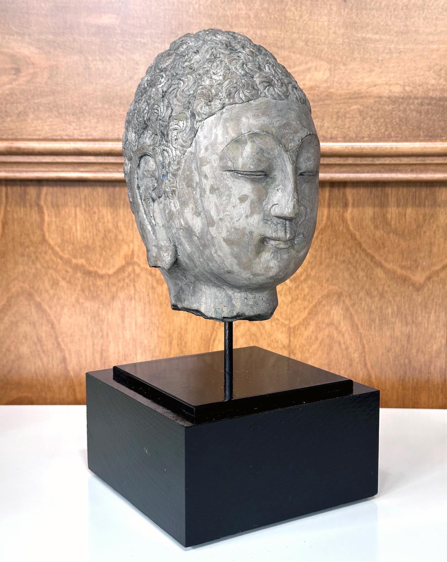 Testa di Buddha in pietra della dinastia cinese Qi su supporto personalizzato in vendita 1