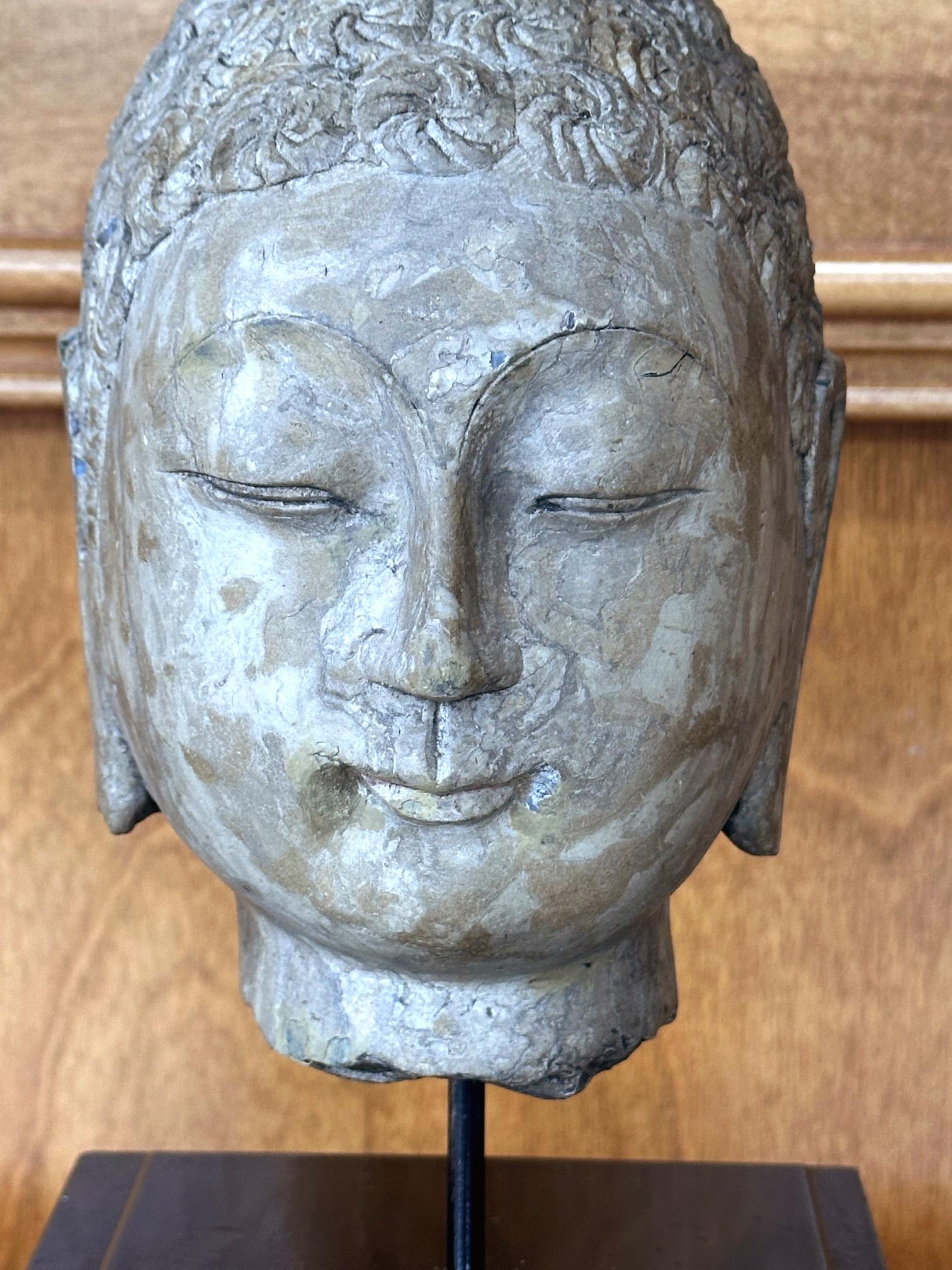 Testa di Buddha in pietra della dinastia cinese Qi su supporto personalizzato in vendita 2