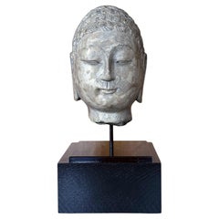 Tête de bouddha en pierre de la dynastie chinoise Qi sur un stand personnalisé