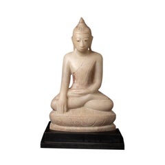 Antica statua di Buddha birmano in marmo proveniente dalla Birmania
