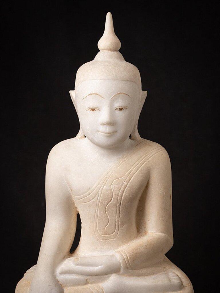 Material: marble.
Measures: 50 cm high.
23 cm wide and 14, 8 cm deep.
Weight: 14.860 kgs.
Ava style.
Bhumisparsha mudra.
Originating from Burma.
Early 19th century.
 